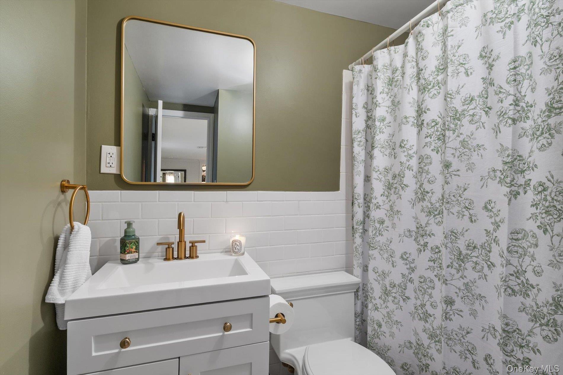 812 Pine Avenue, West Islip, NY 11795