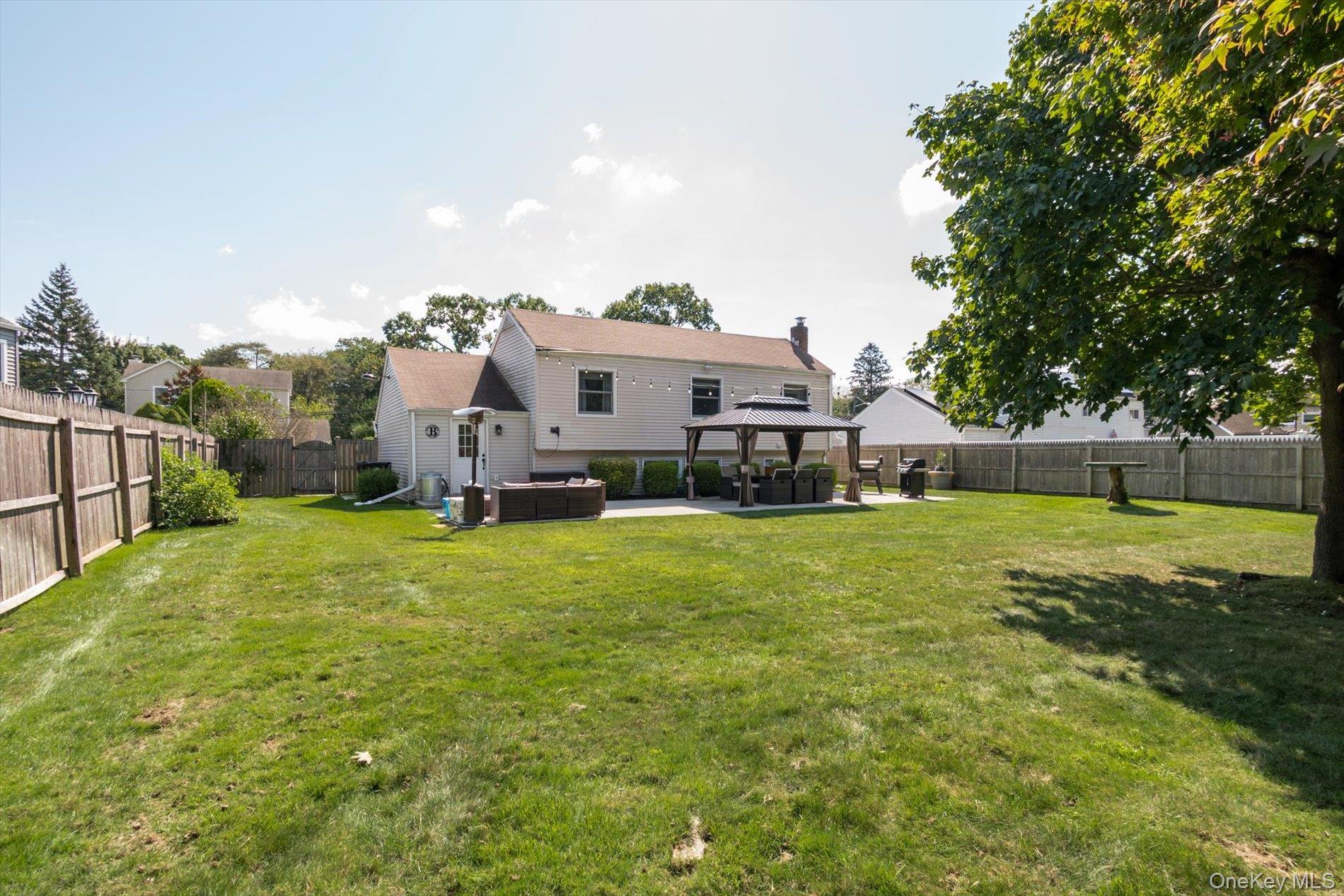 812 Pine Avenue, West Islip, NY 11795