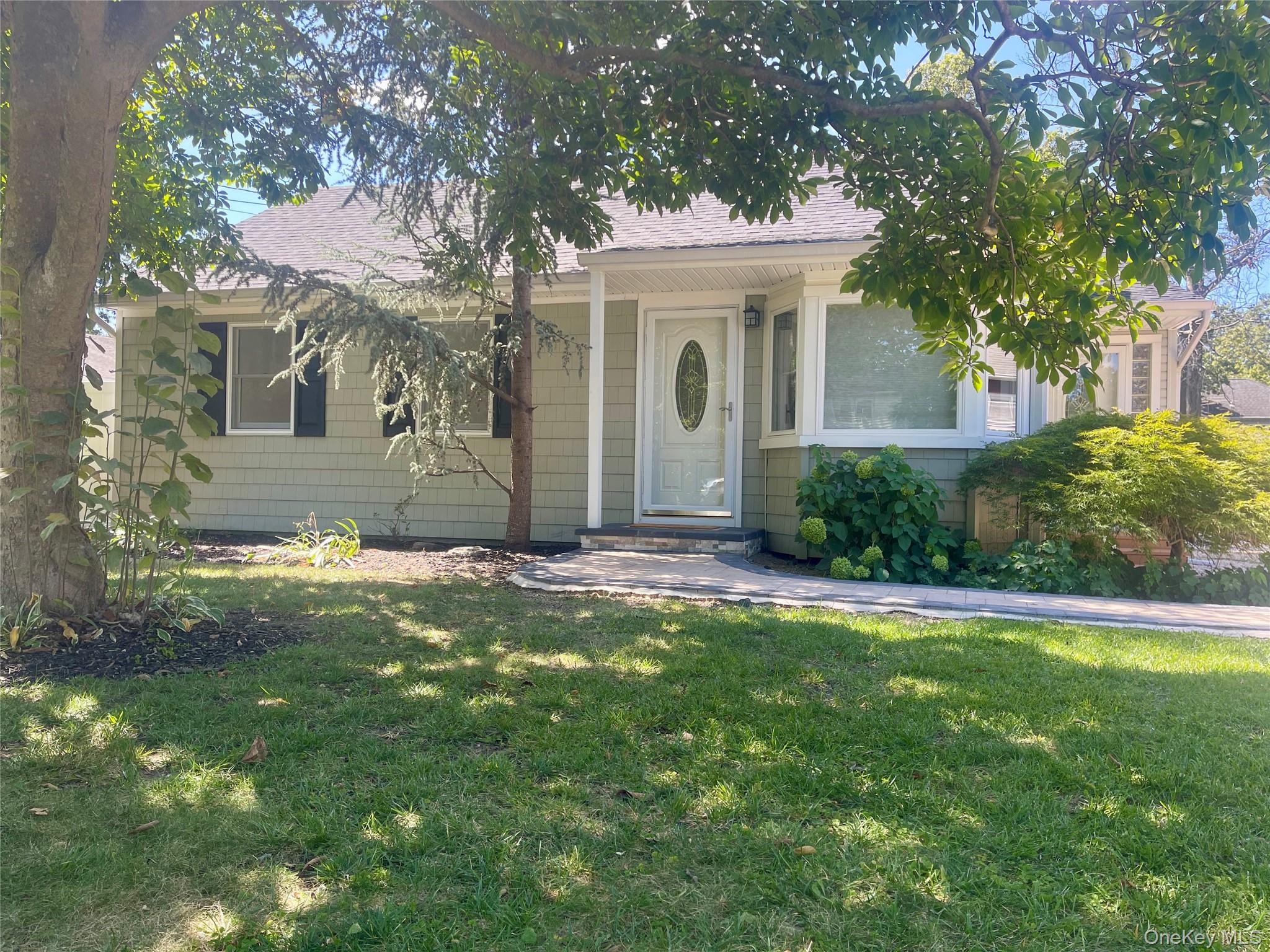 20 Pequot Lane, East Islip, NY 11730