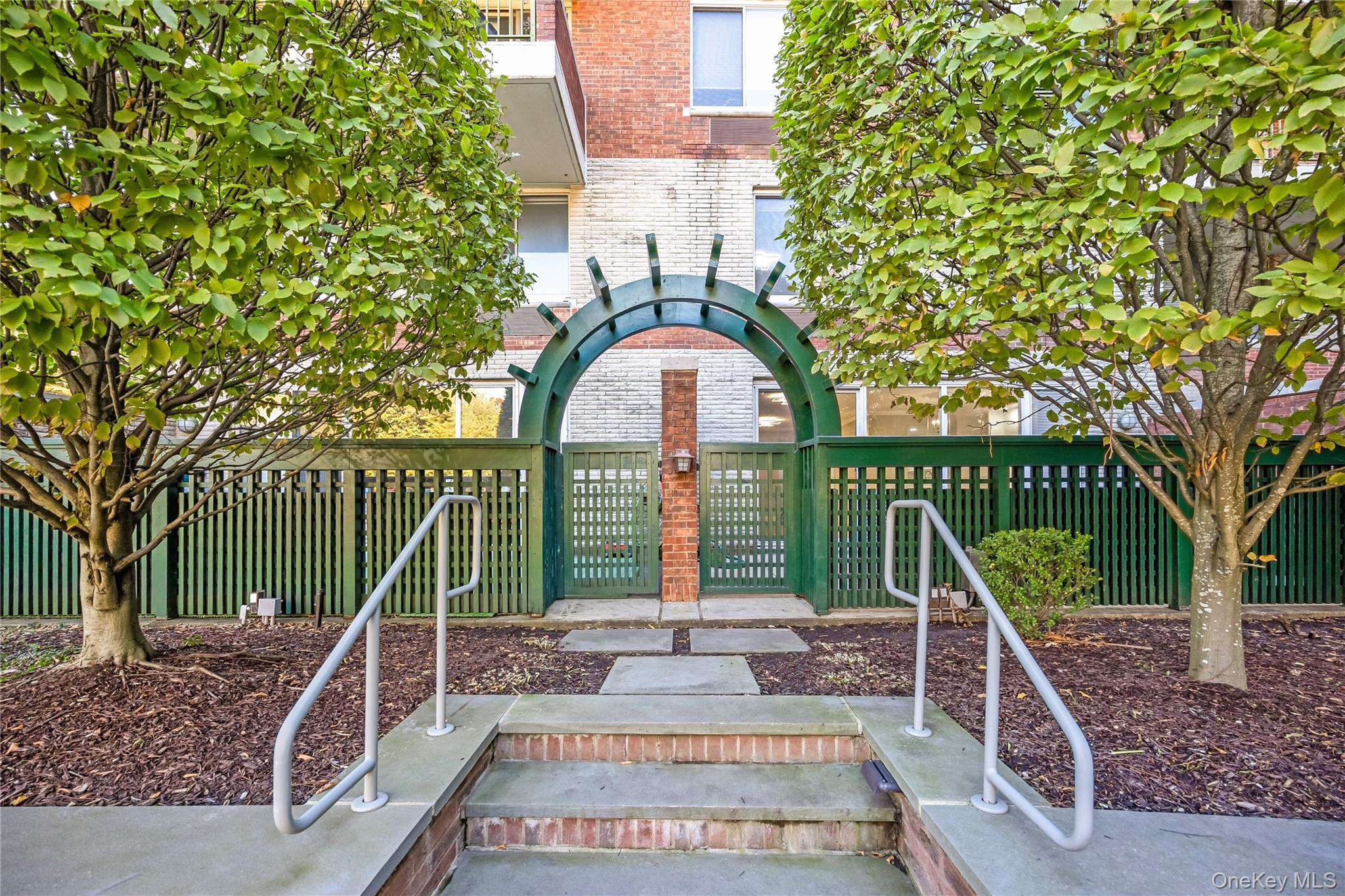 100 Hilton Avenue # M27, Garden City, NY 11530