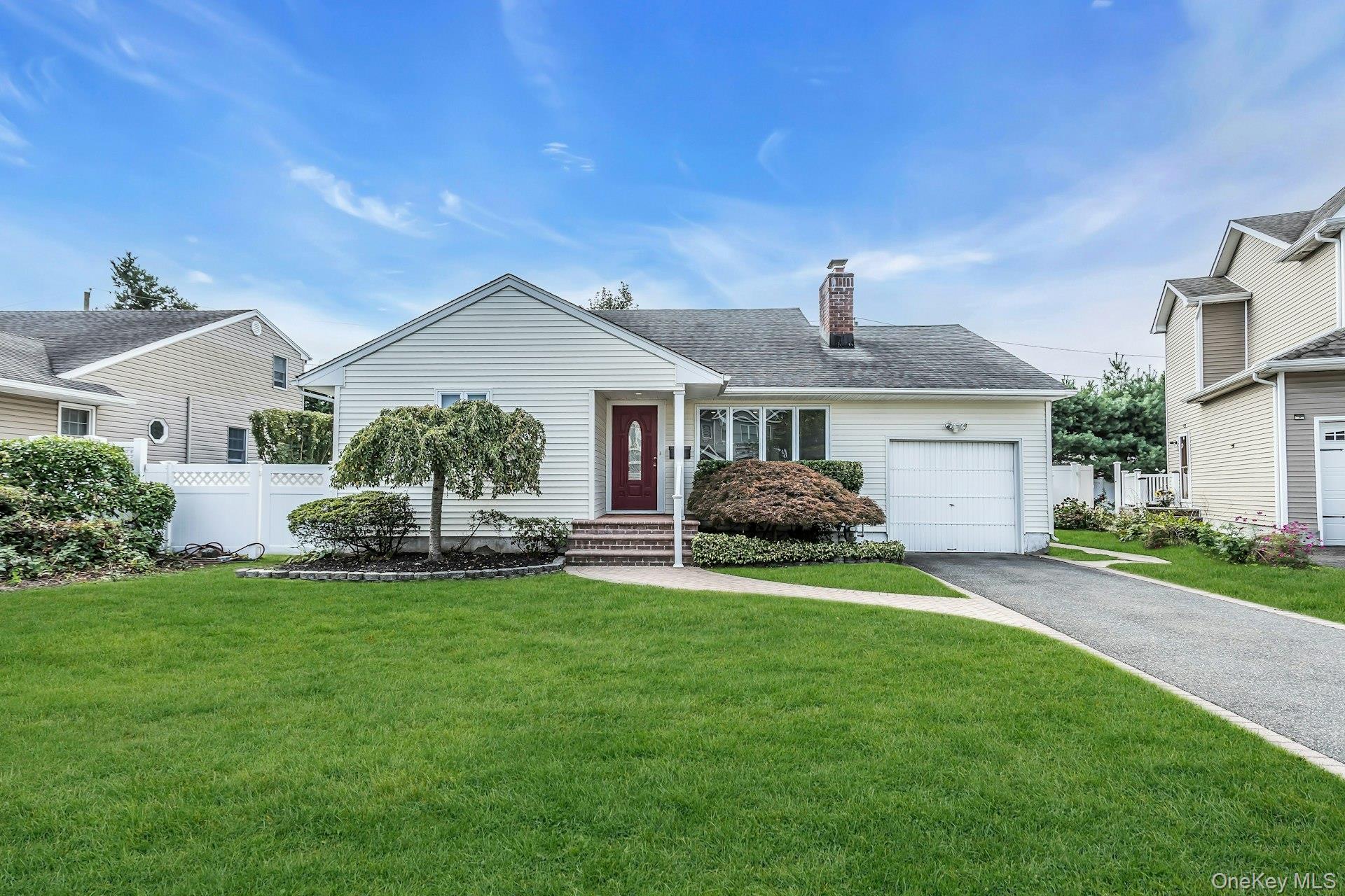 30 Azalea Court, Plainview, NY 11803