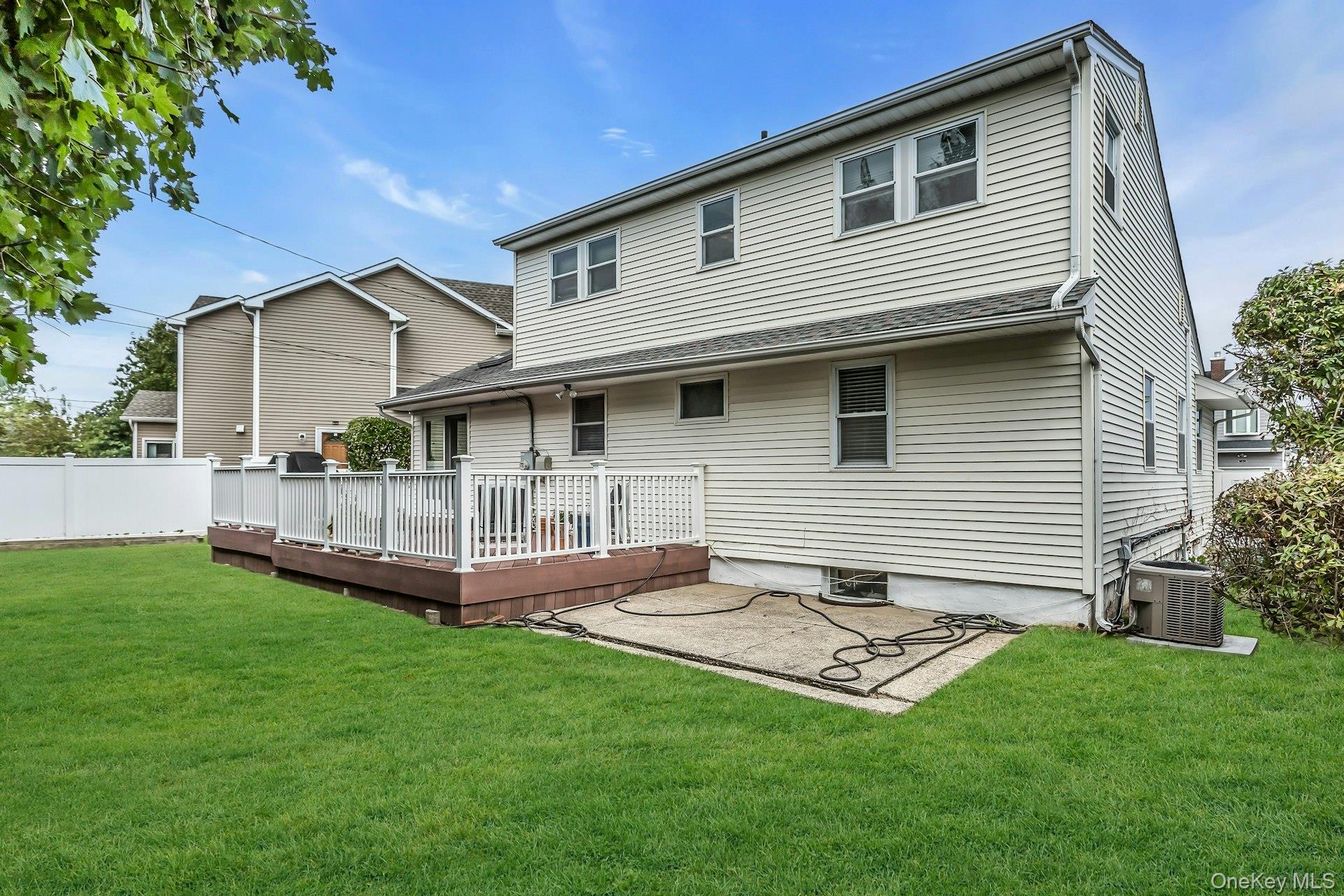 30 Azalea Court, Plainview, NY 11803