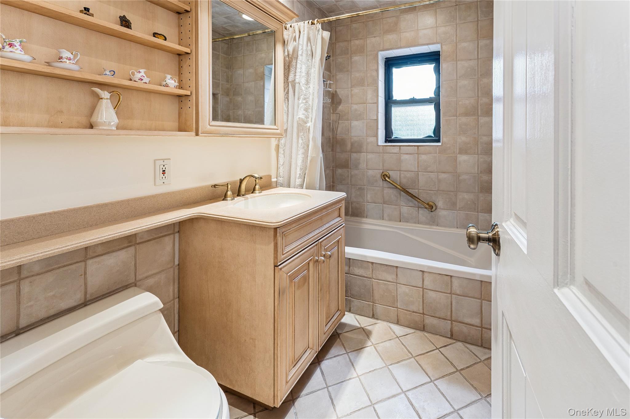 20 Canterbury Road # 2F, Great Neck, NY 11021