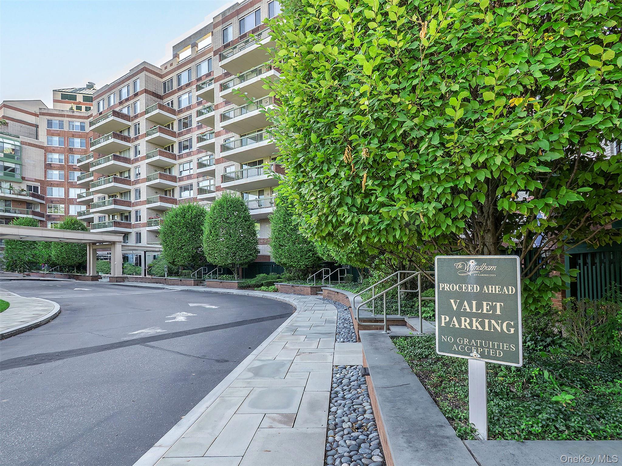 100 Hilton Avenue # 607E, Garden City, NY 11530