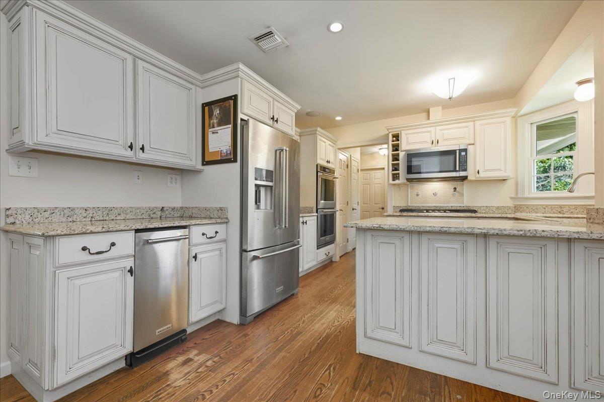 15 Centerport Road, Greenlawn, NY 11740