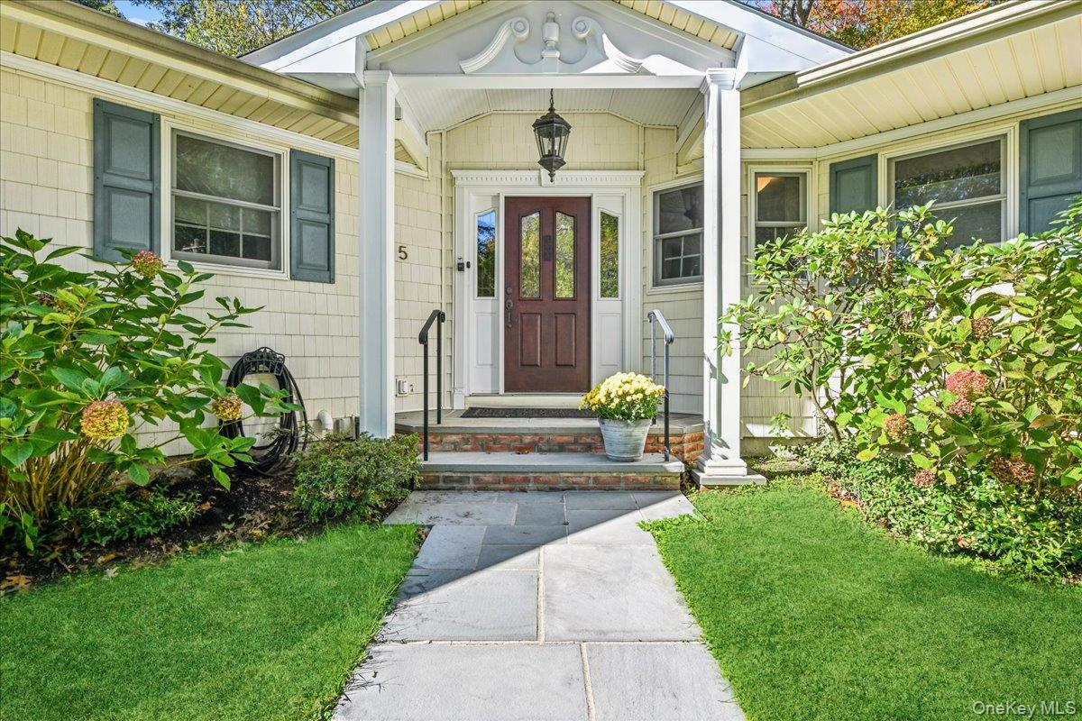 15 Centerport Road, Greenlawn, NY 11740