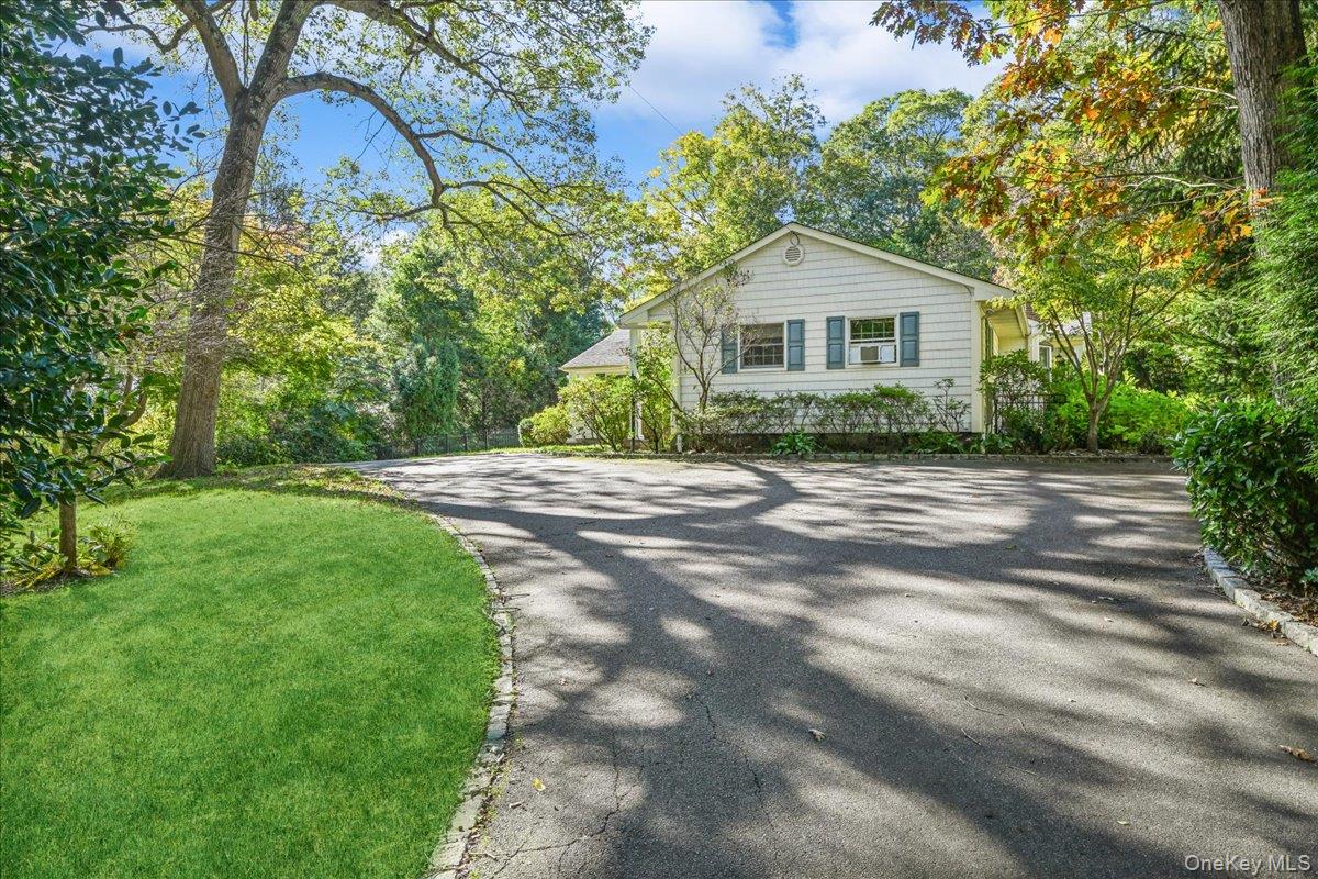 15 Centerport Road, Greenlawn, NY 11740