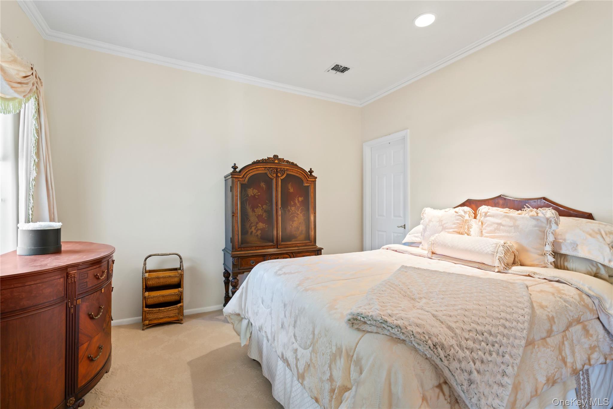 30 Sagamore Drive, Plainview, NY 11803