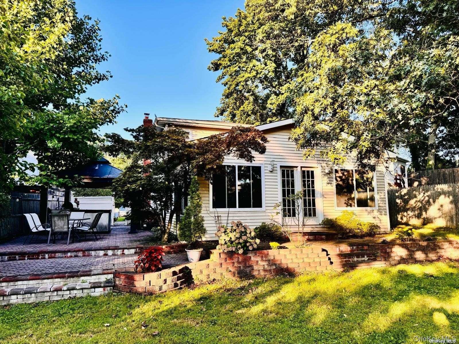 12 Deamer Court, Huntington Station, NY 11746