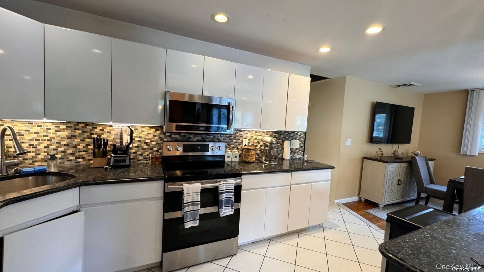 12 Deamer Court, Huntington Station, NY 11746