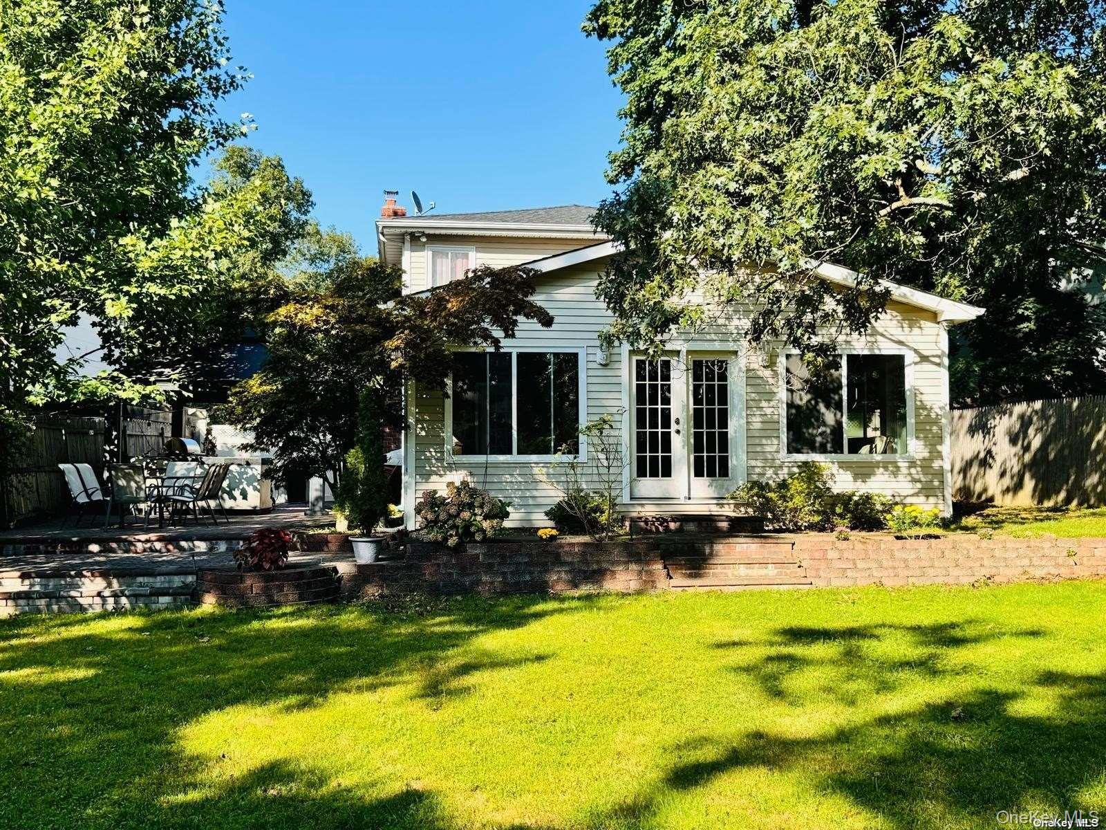 12 Deamer Court, Huntington Station, NY 11746