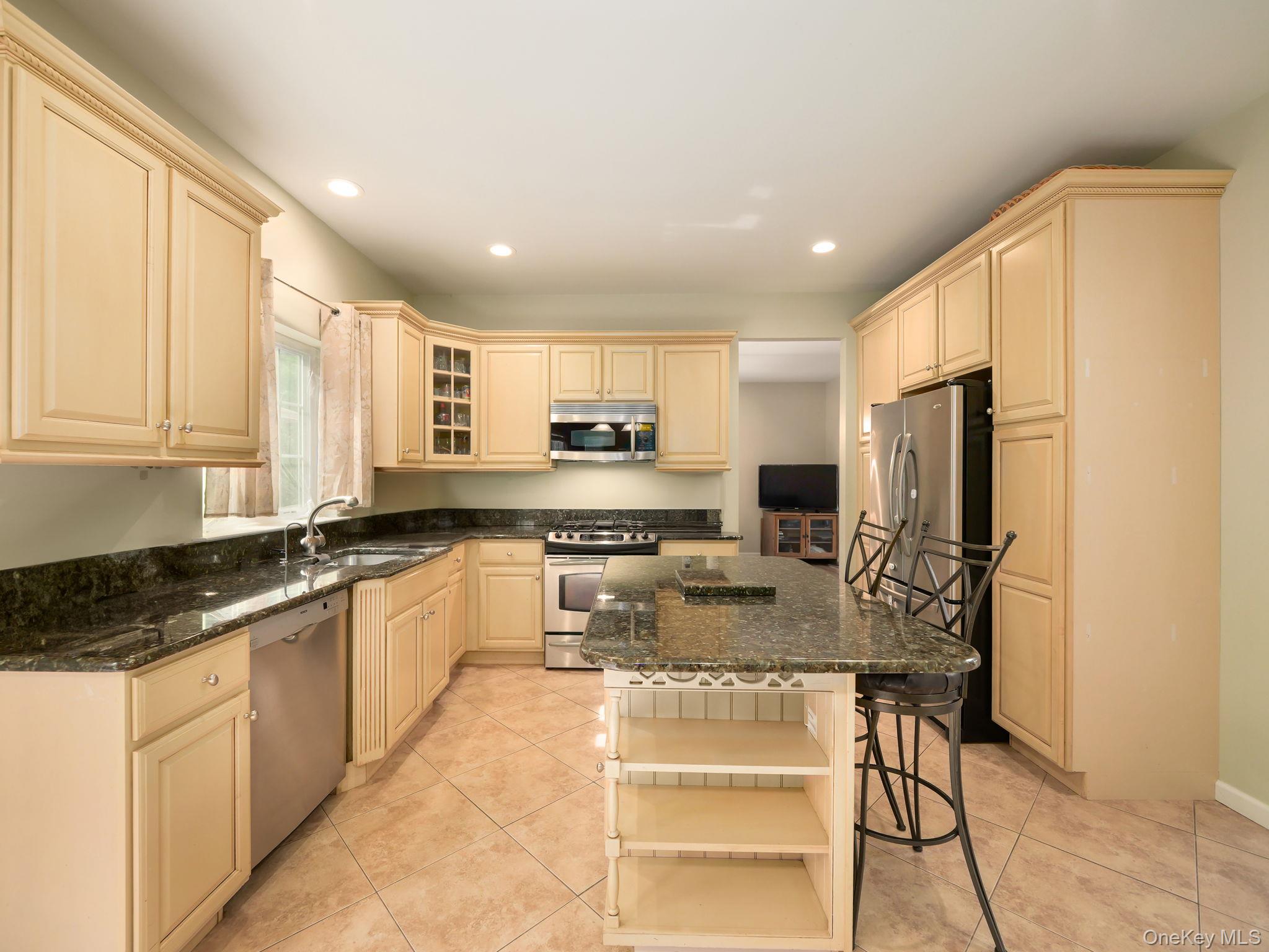 74 Red Maple Way, New Windsor, NY 12553