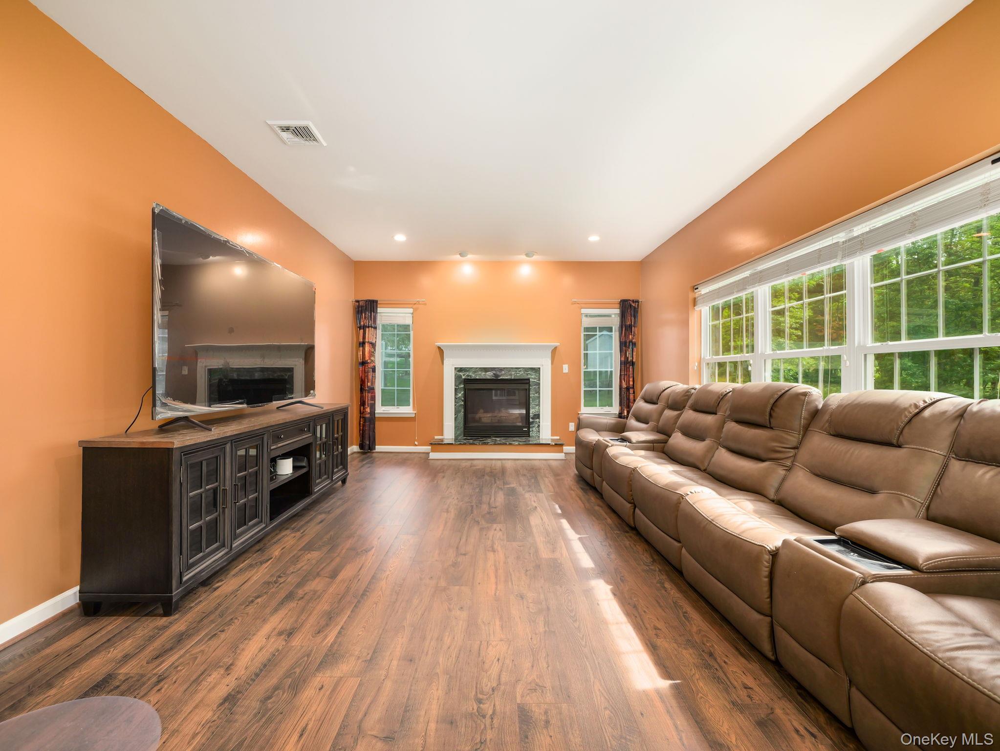 74 Red Maple Way, New Windsor, NY 12553