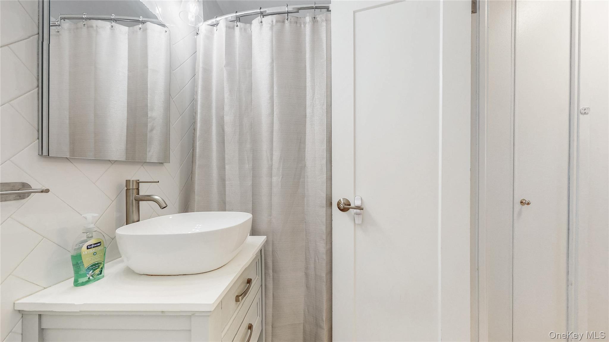 70-31 108th St # 2C, Forest Hills, NY 11375