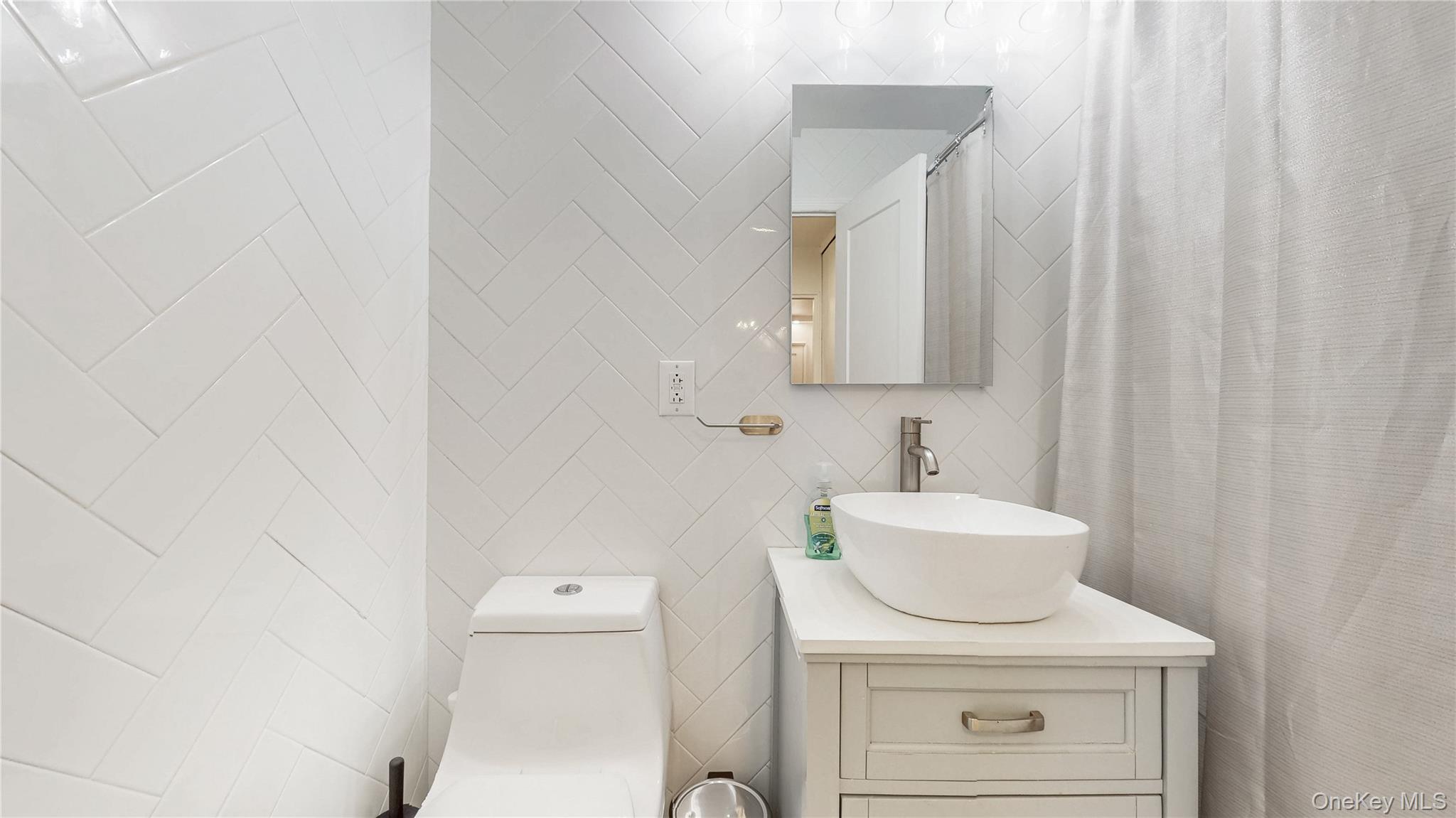 70-31 108th St # 2C, Forest Hills, NY 11375