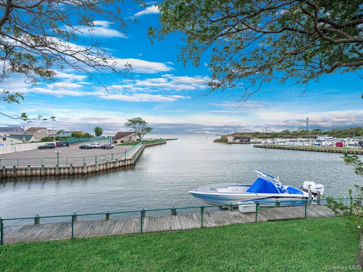 475 Mariners Way, Copiague, NY 11726