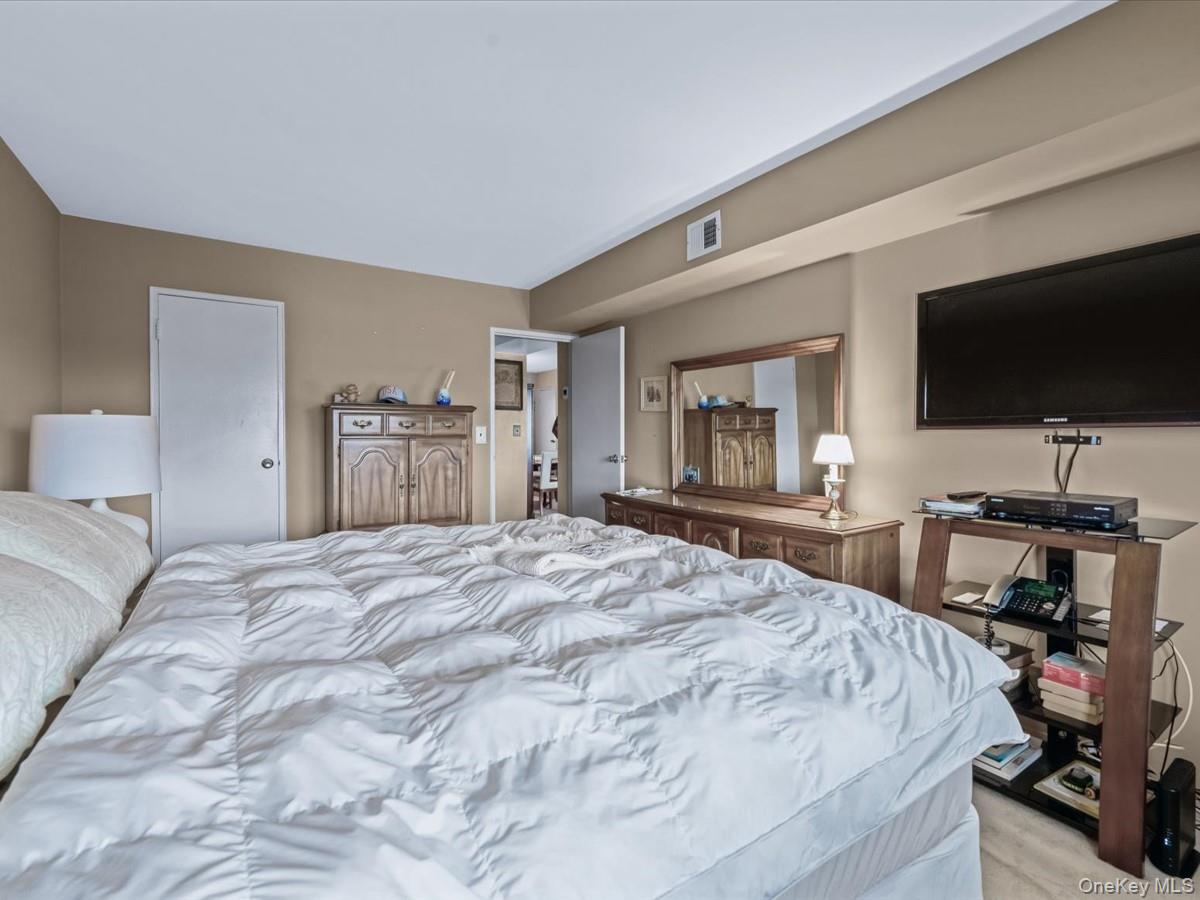 475 Mariners Way, Copiague, NY 11726