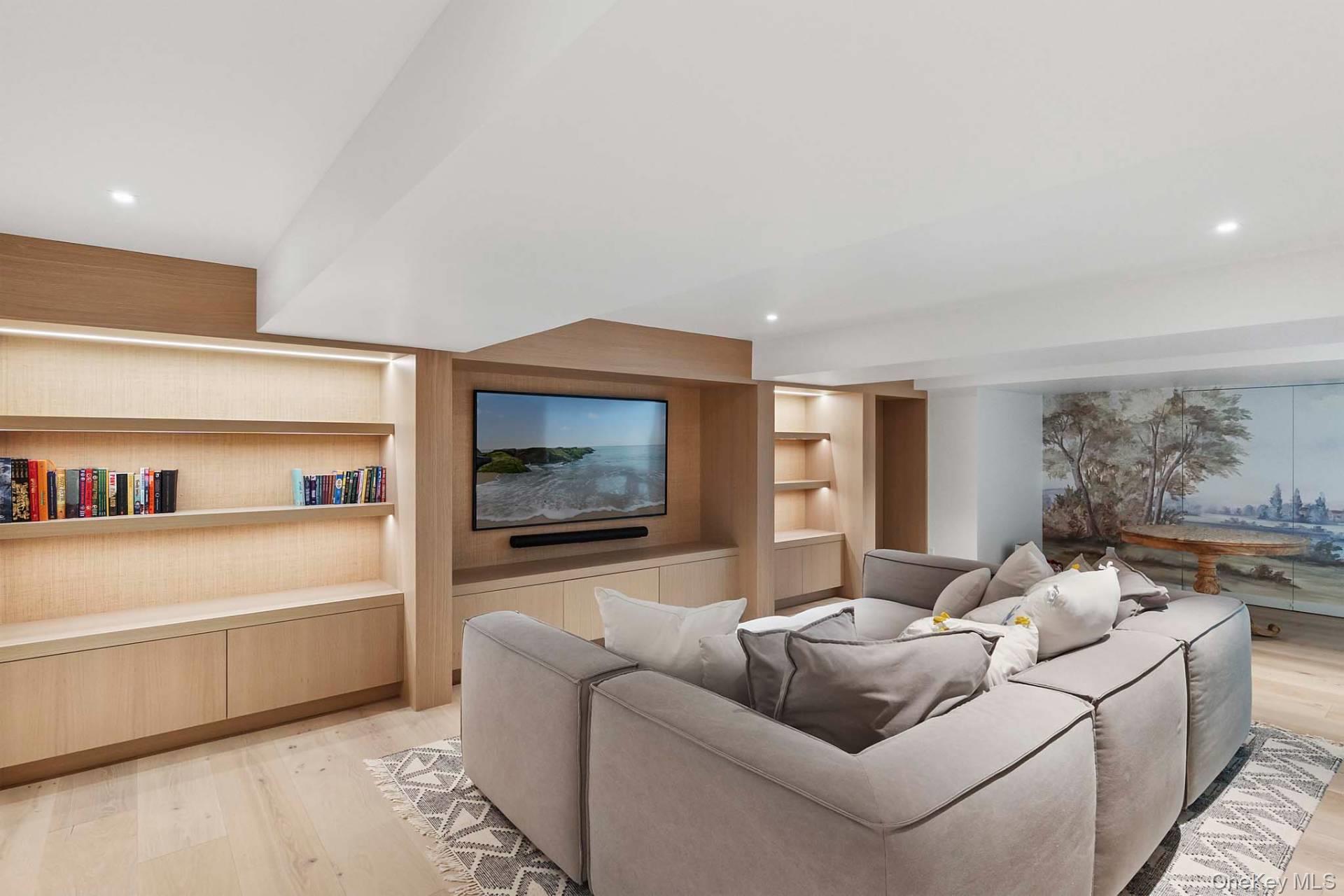 16 Wood Edge Court, Water Mill, NY 11976