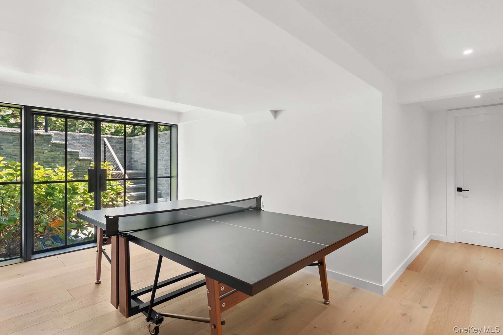 16 Wood Edge Court, Water Mill, NY 11976