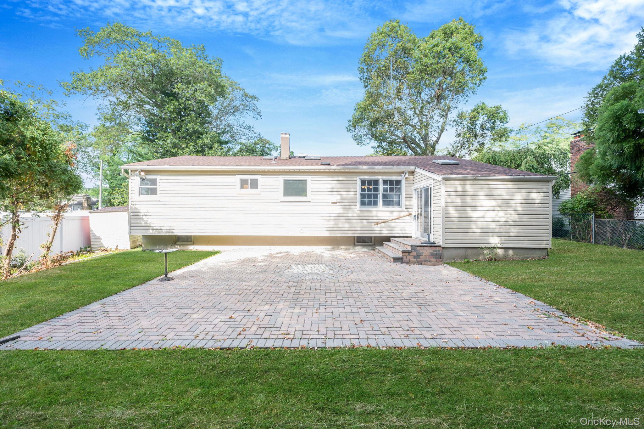 32 Seaman Neck Road, Dix Hills, NY 11746