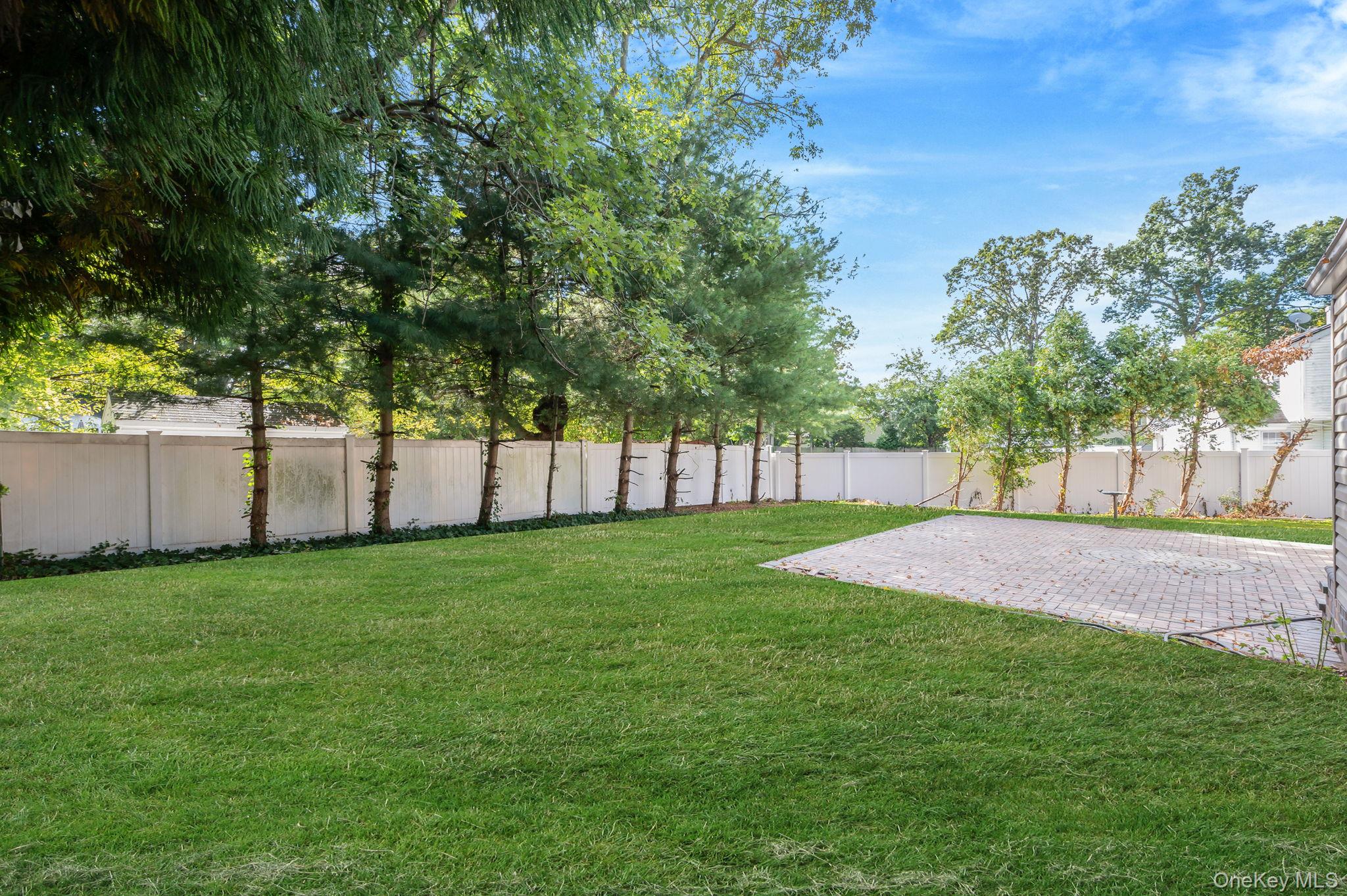 32 Seaman Neck Road, Dix Hills, NY 11746