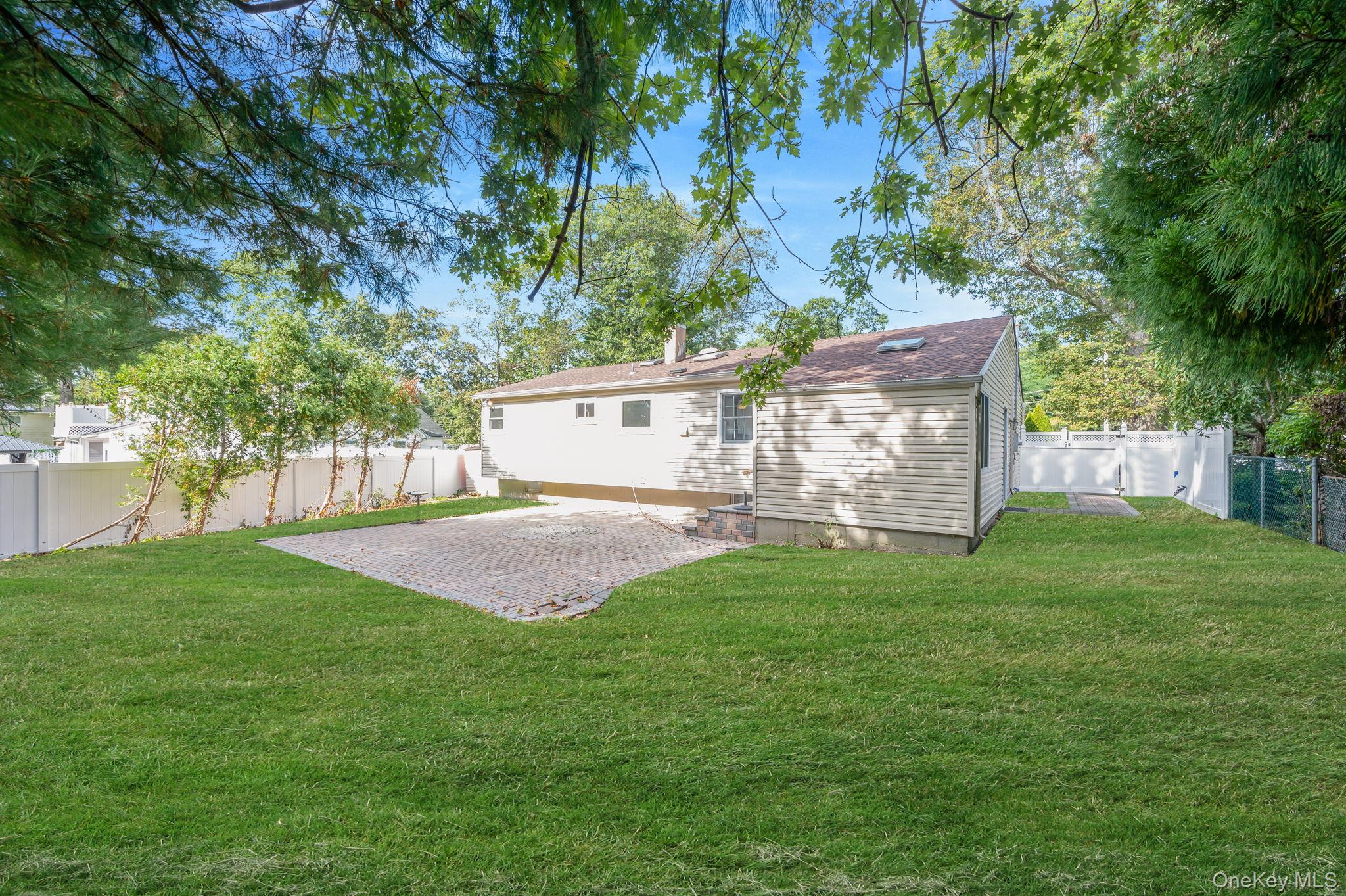 32 Seaman Neck Road, Dix Hills, NY 11746