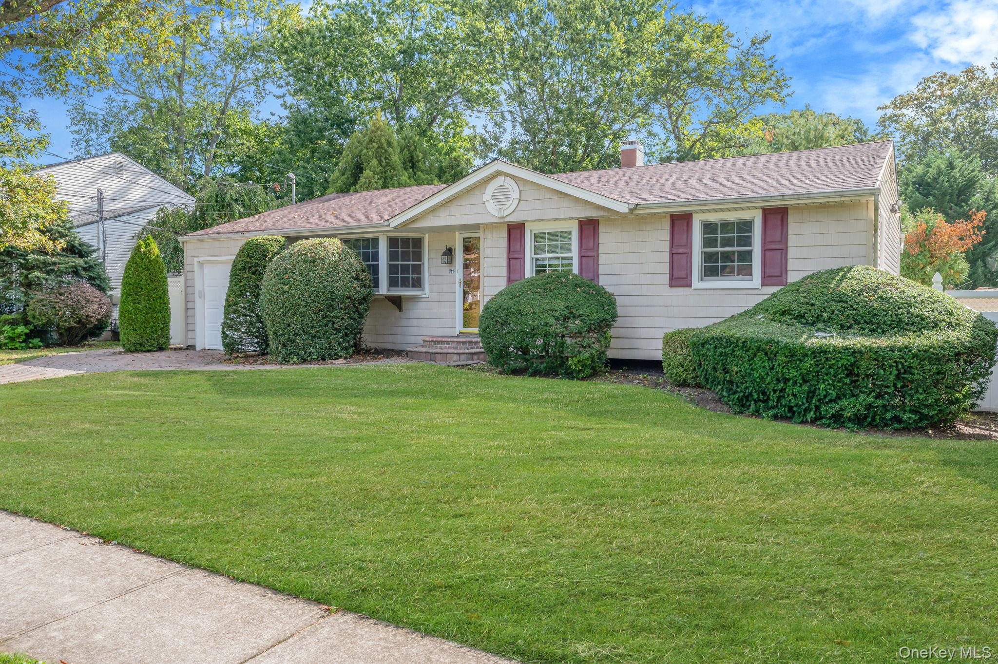 32 Seaman Neck Road, Dix Hills, NY 11746