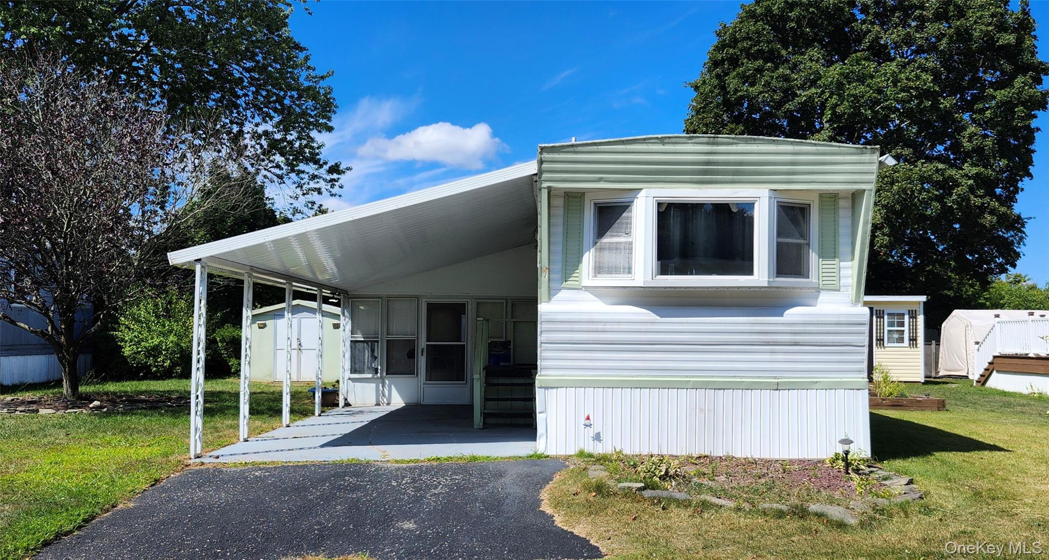 60 Valley Forge Dr, Bohemia, NY 11716