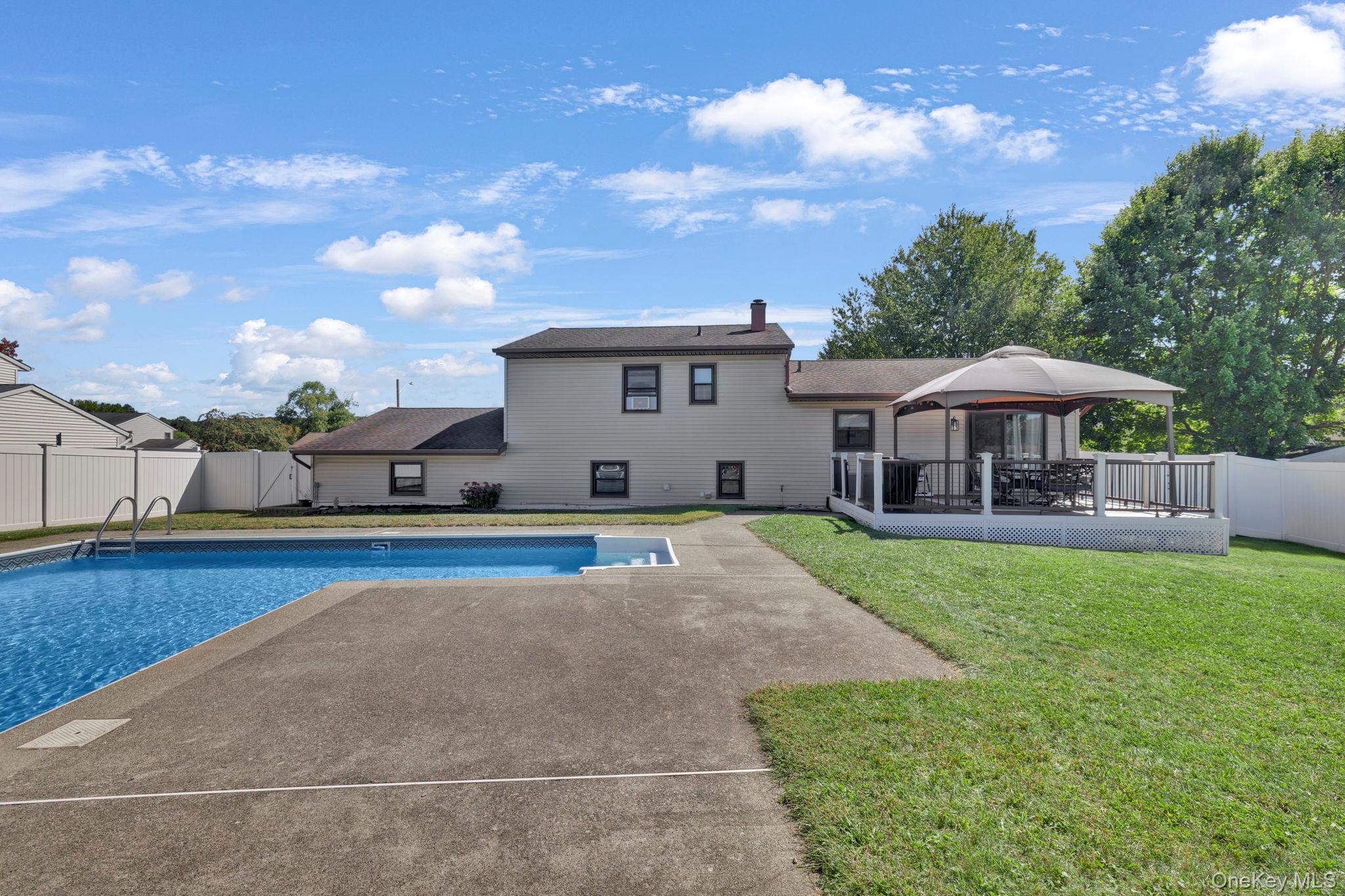 8 Winchester Way, Washingtonville, NY 10992