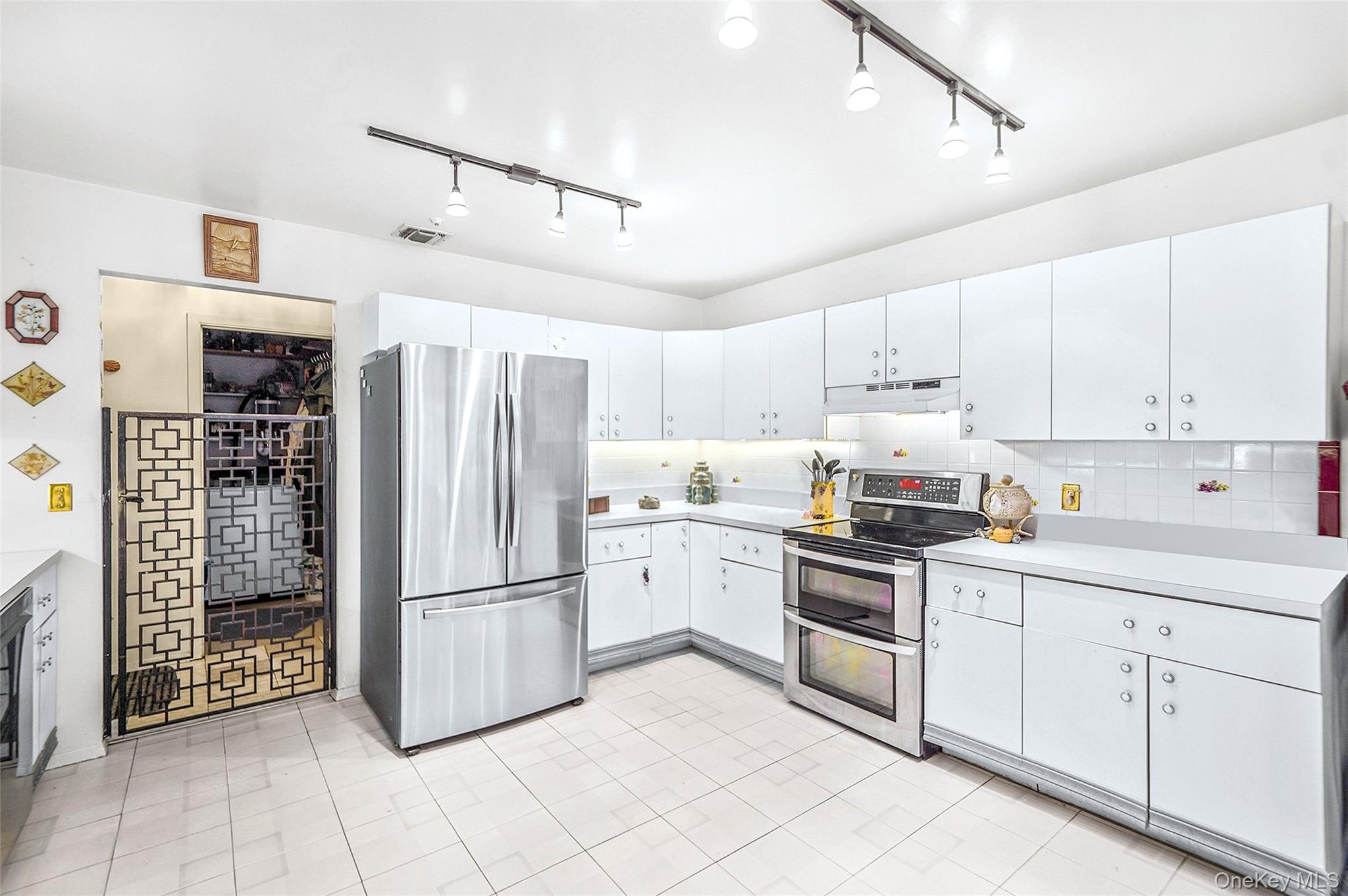 271 Bread And Cheese Hollow Road, Northport, NY 11768