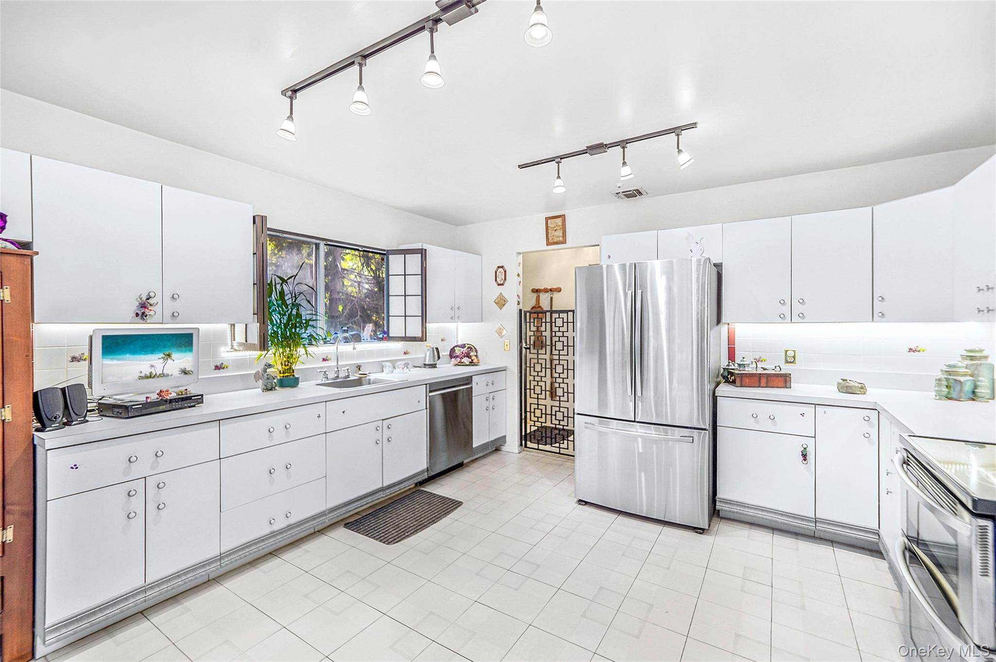 271 Bread And Cheese Hollow Road, Northport, NY 11768