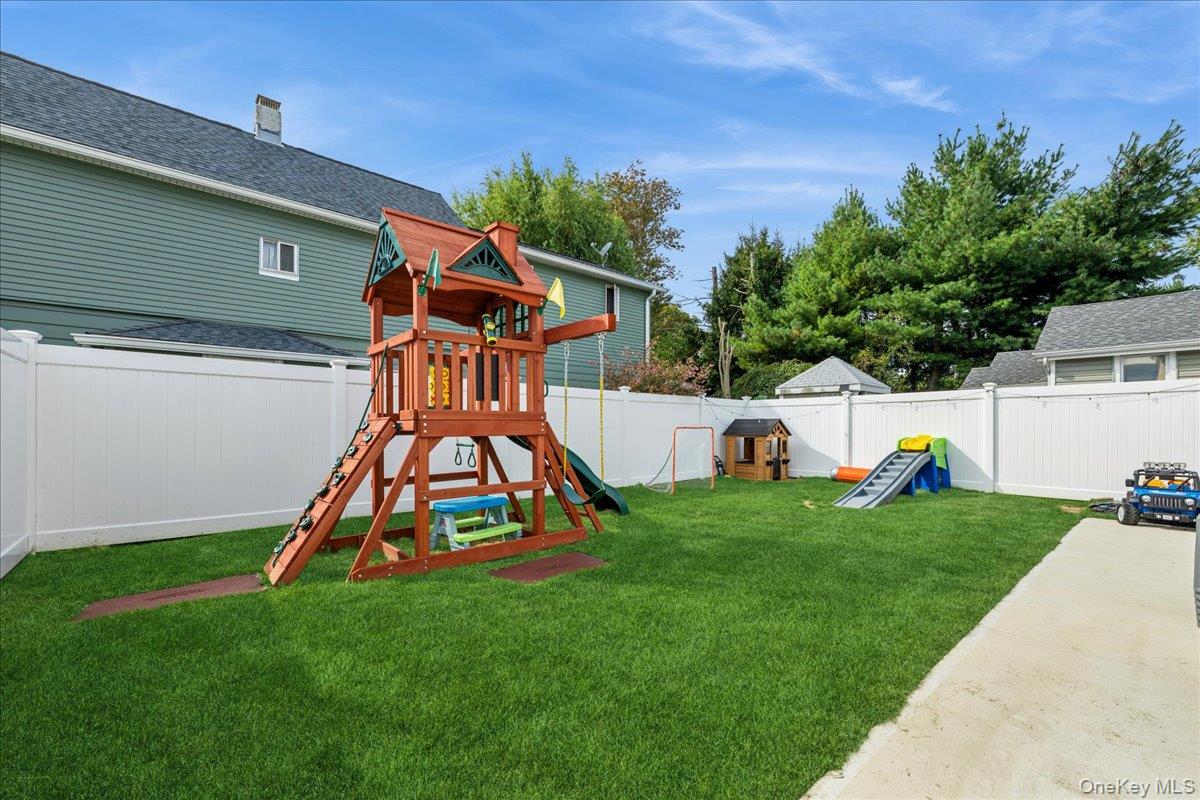 59 Grand Place, East Northport, NY 11731