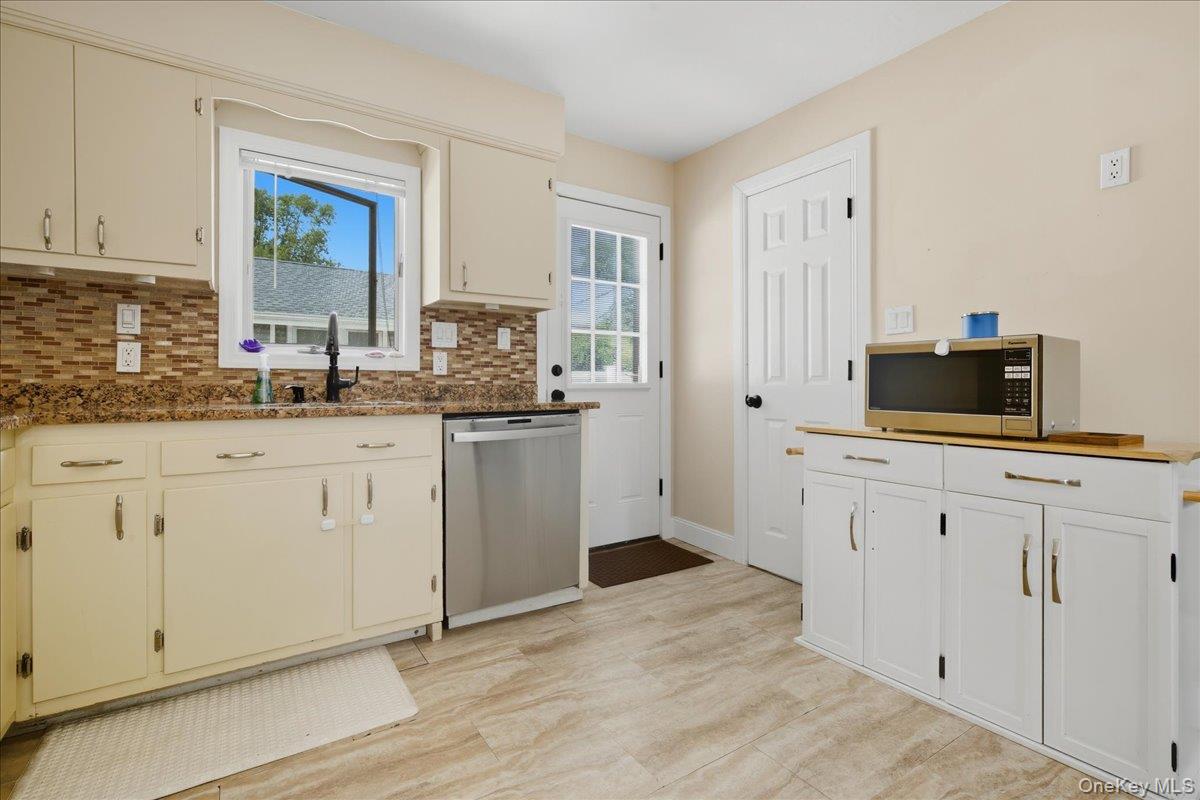 59 Grand Place, East Northport, NY 11731