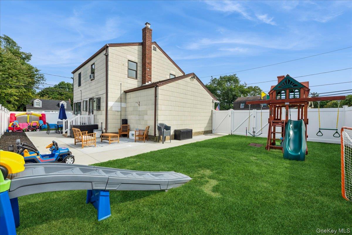 59 Grand Place, East Northport, NY 11731