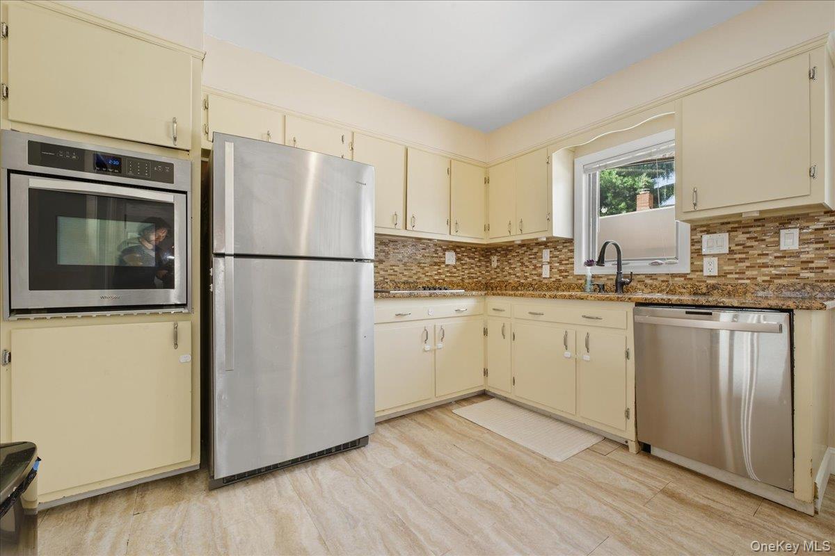 59 Grand Place, East Northport, NY 11731