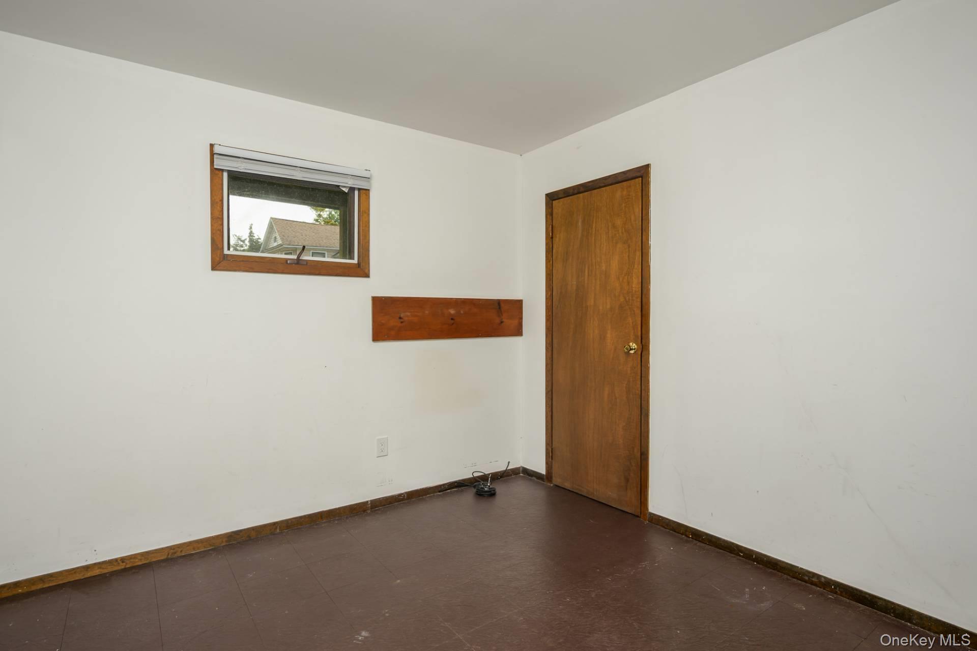 83 Foster Avenue, Hampton Bays, NY 11946