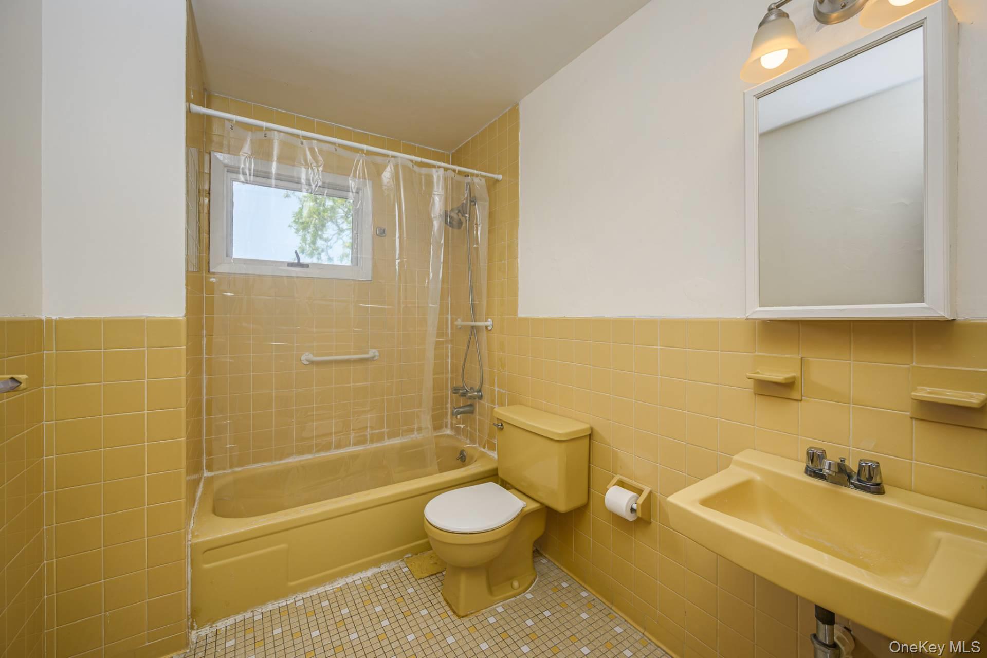 83 Foster Avenue, Hampton Bays, NY 11946