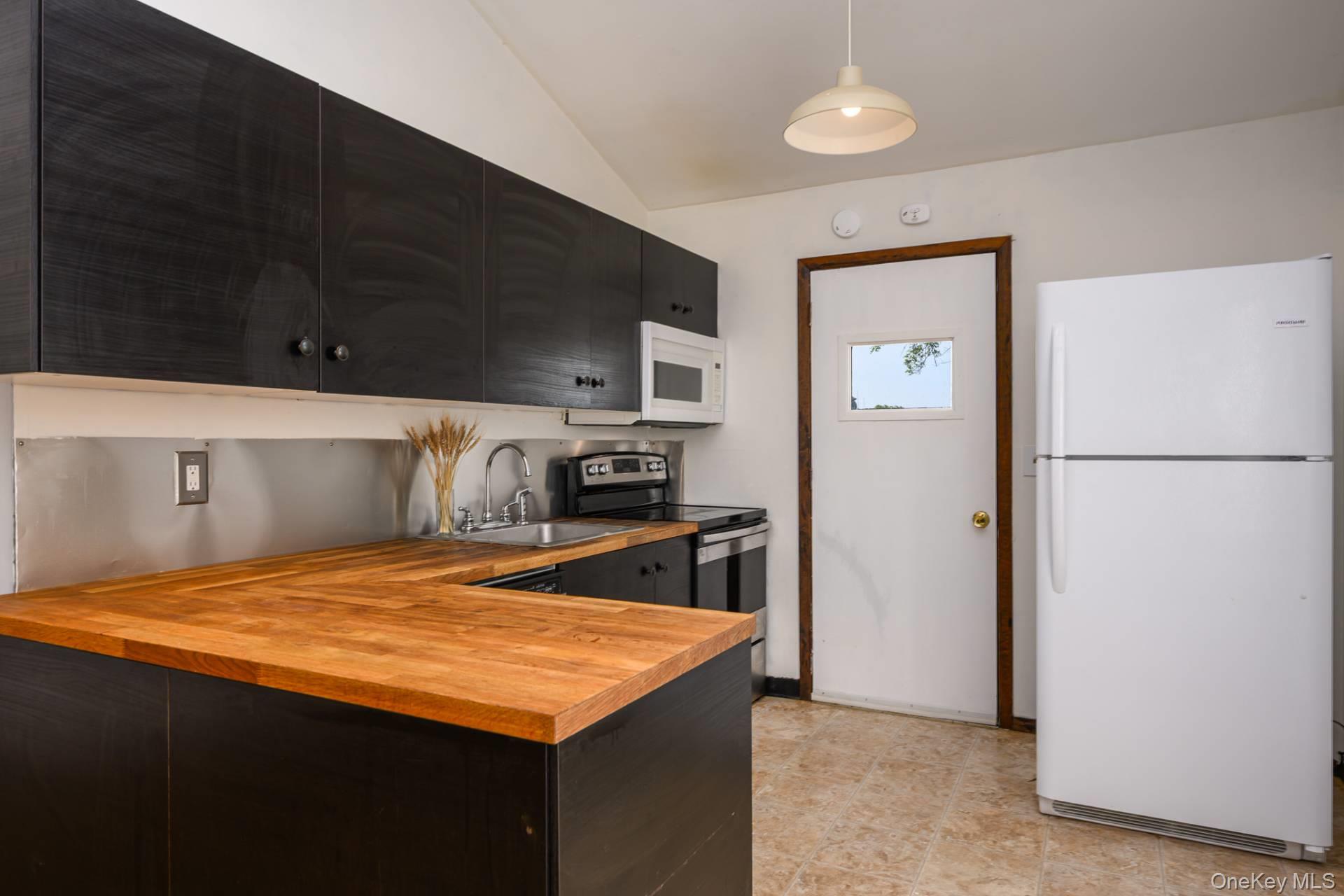 83 Foster Avenue, Hampton Bays, NY 11946