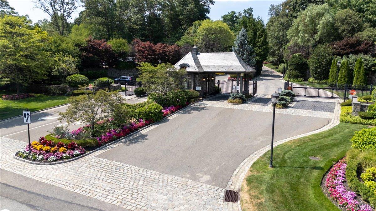 11 Buckingham Court, Muttontown, NY 11791