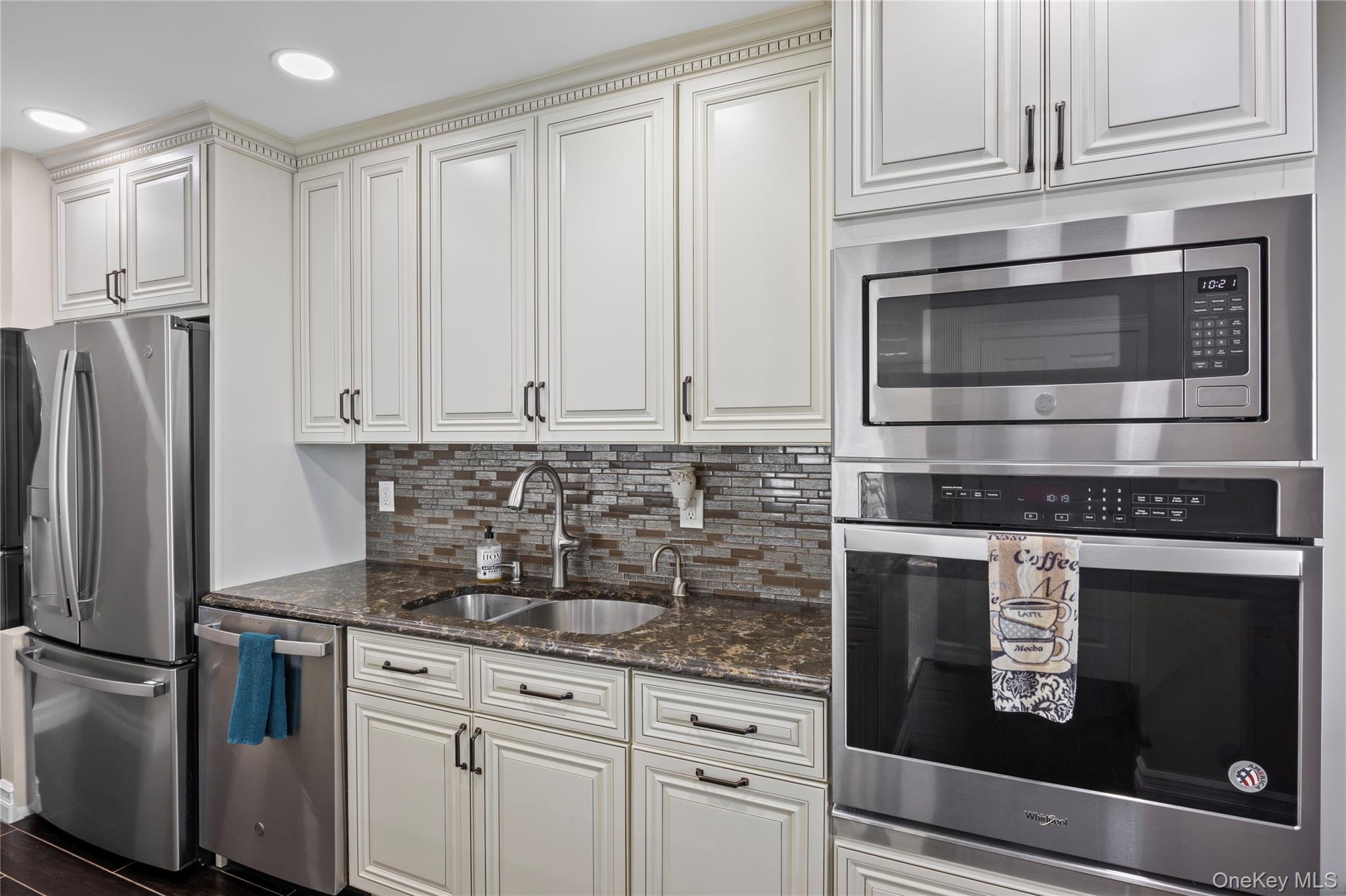 204 Bentley Court E # #204, Saint James, NY 11780