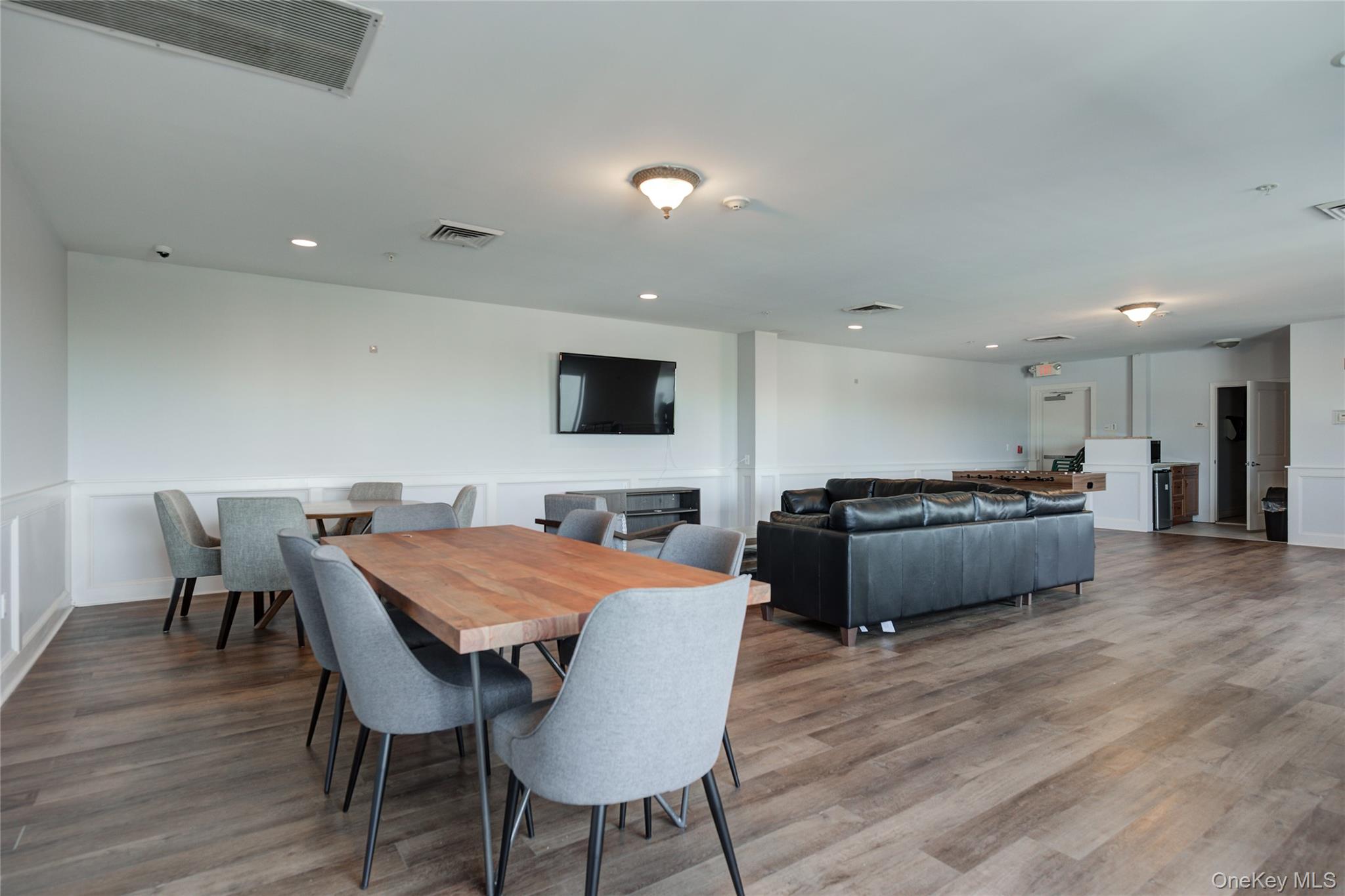 130 Post Avenue # 303, Westbury, NY 11590