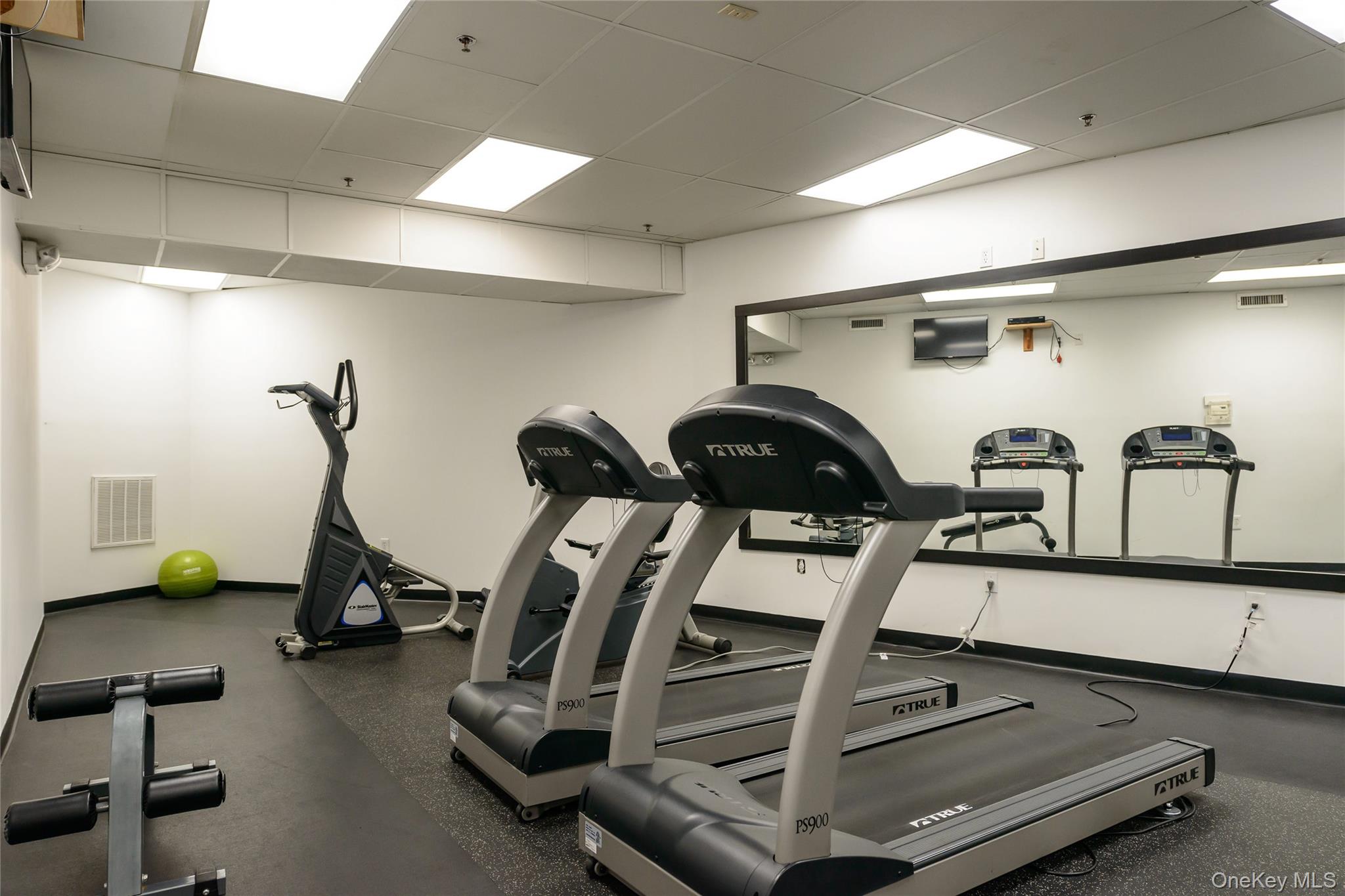 130 Post Avenue # 303, Westbury, NY 11590