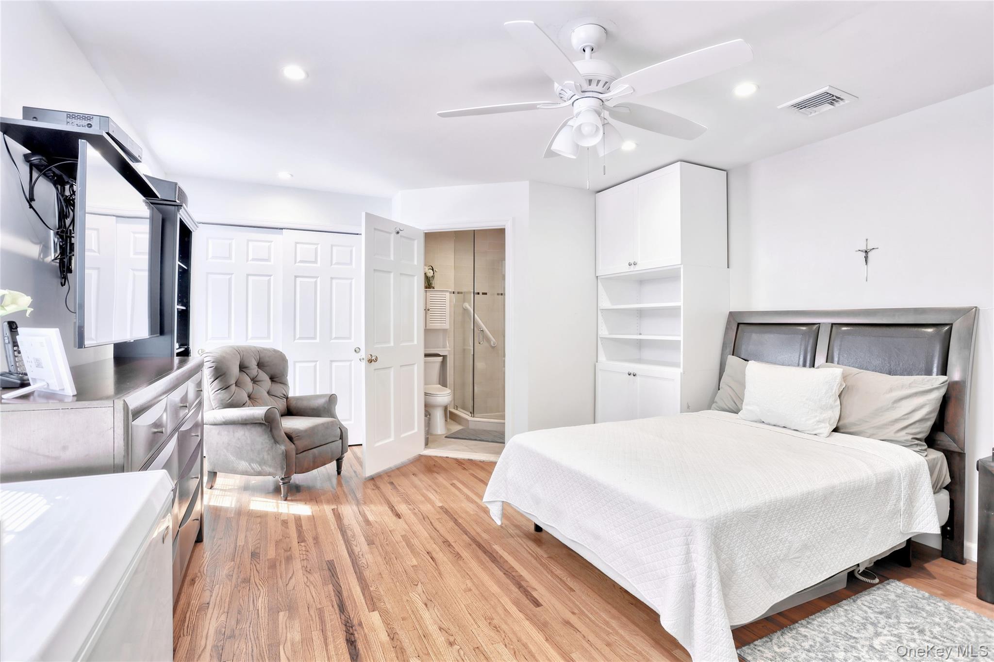 8 Ronwood Road, Chestnut Ridge, NY 10977