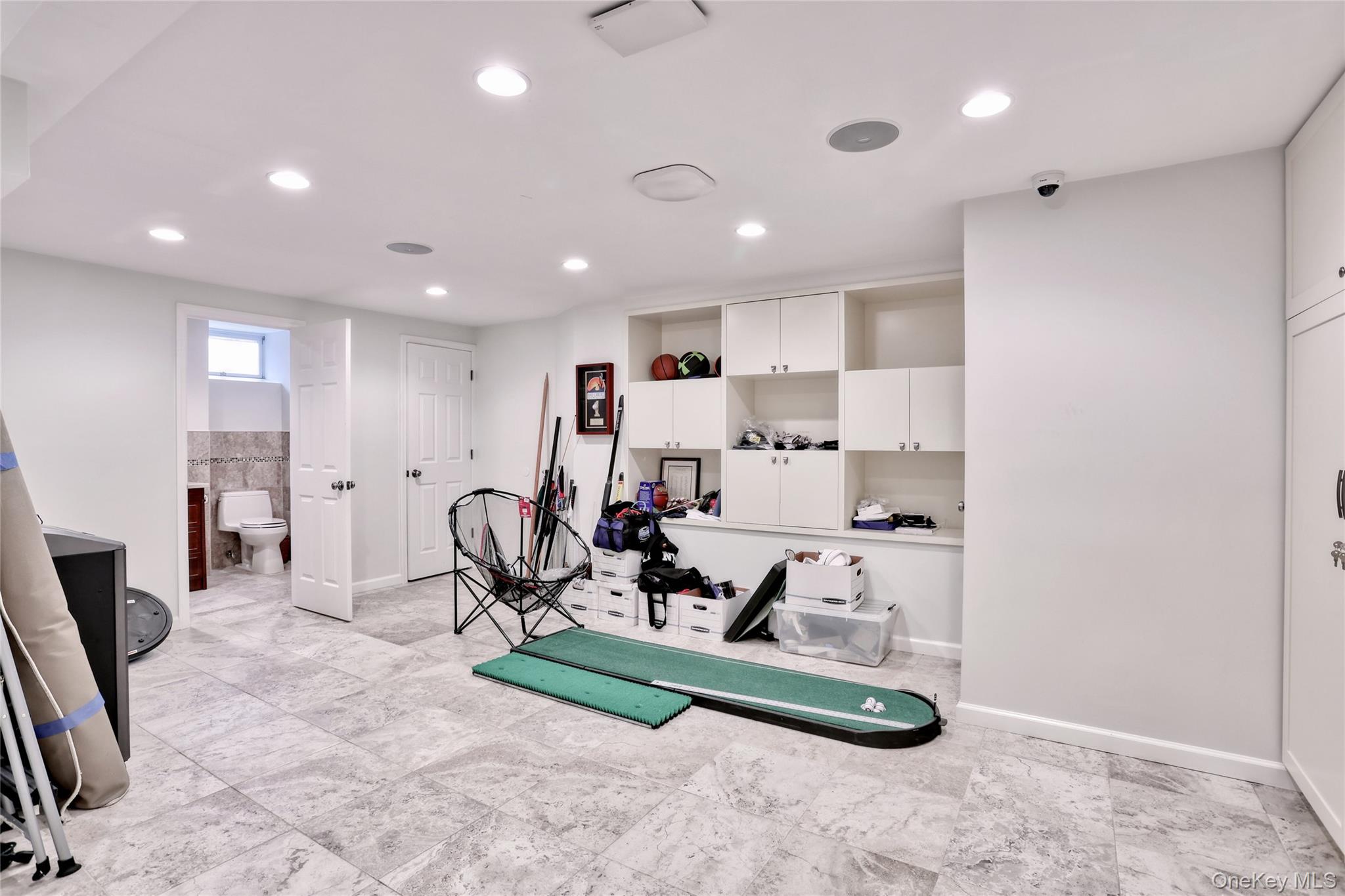 8 Ronwood Road, Chestnut Ridge, NY 10977