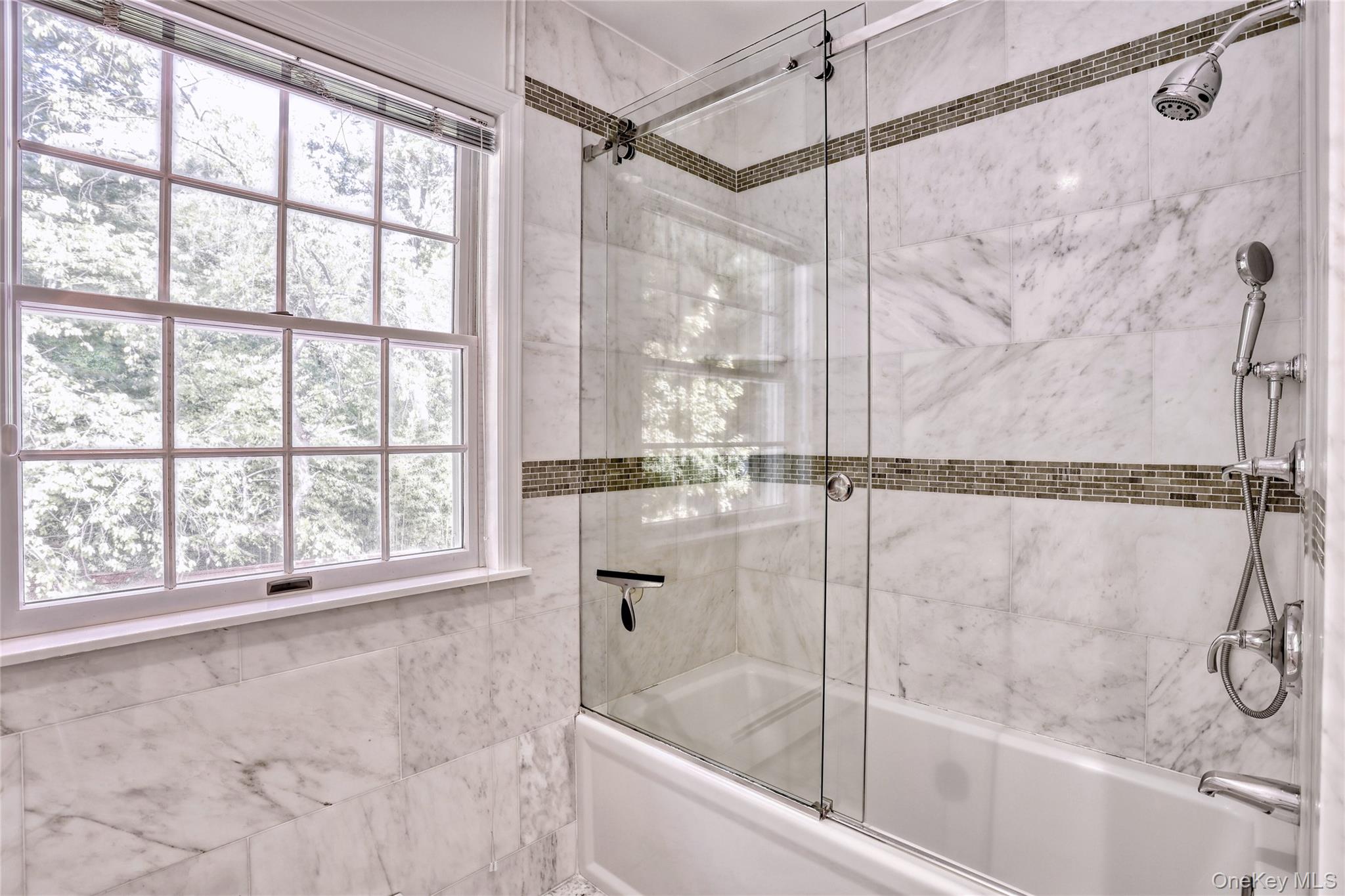 8 Ronwood Road, Chestnut Ridge, NY 10977