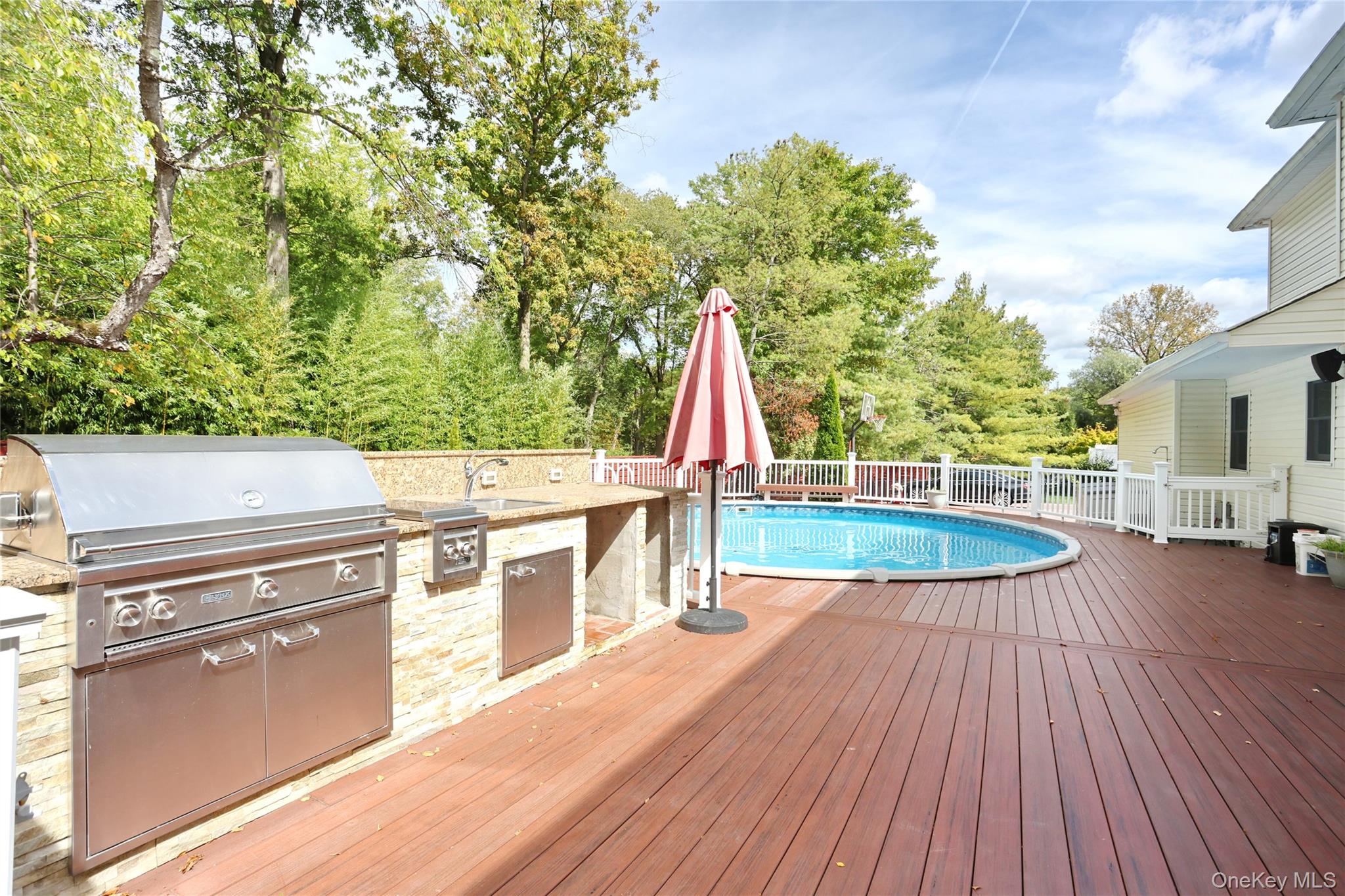 8 Ronwood Road, Chestnut Ridge, NY 10977