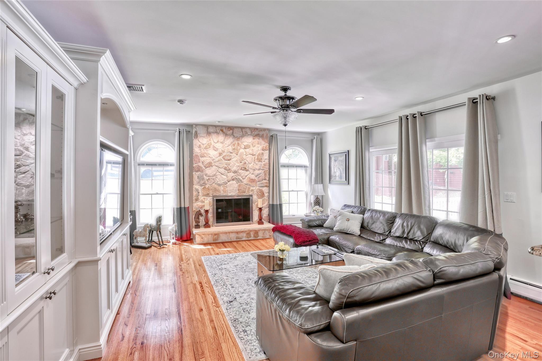 8 Ronwood Road, Chestnut Ridge, NY 10977