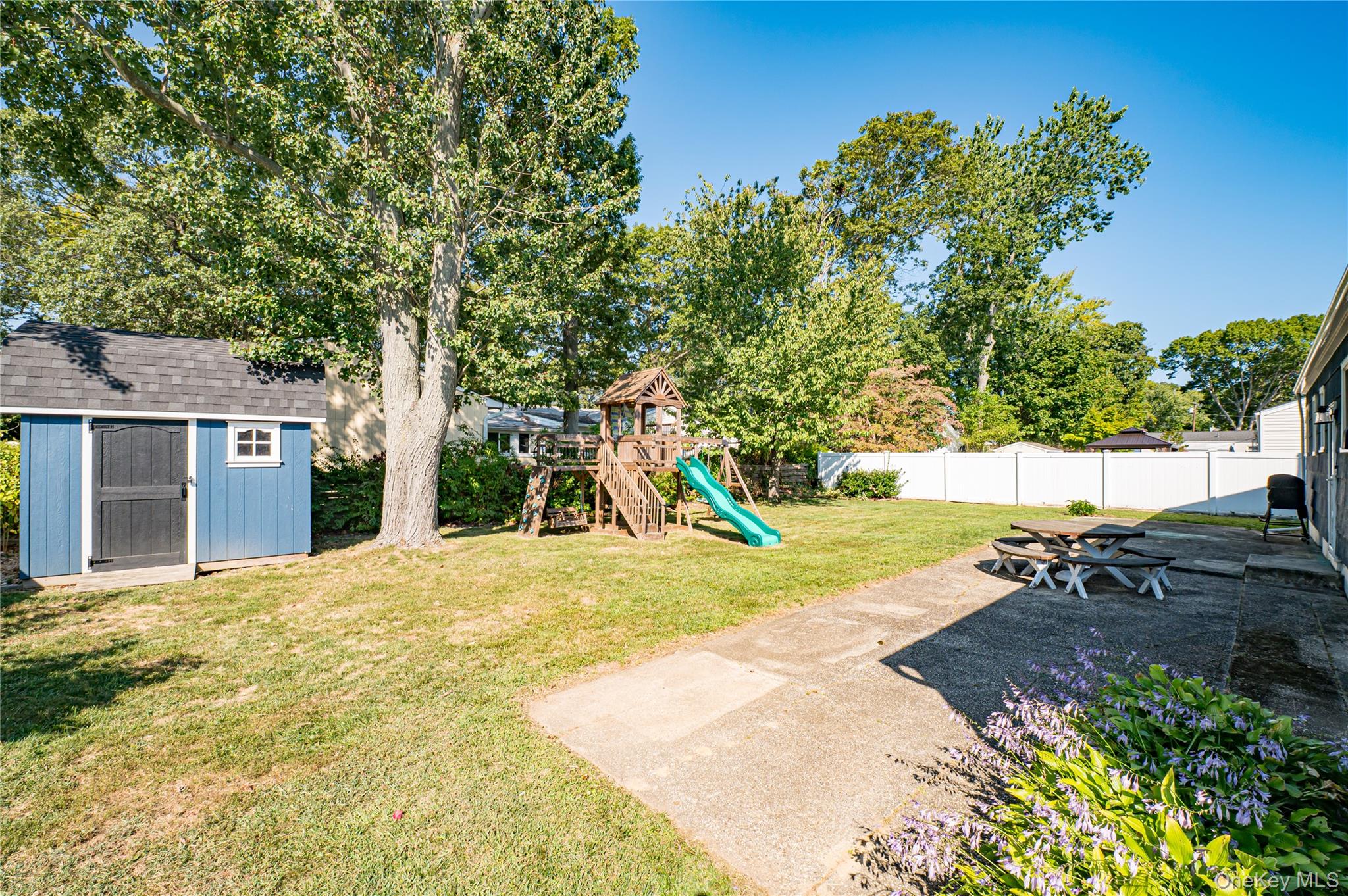 16 Adams Place, West Islip, NY 11795