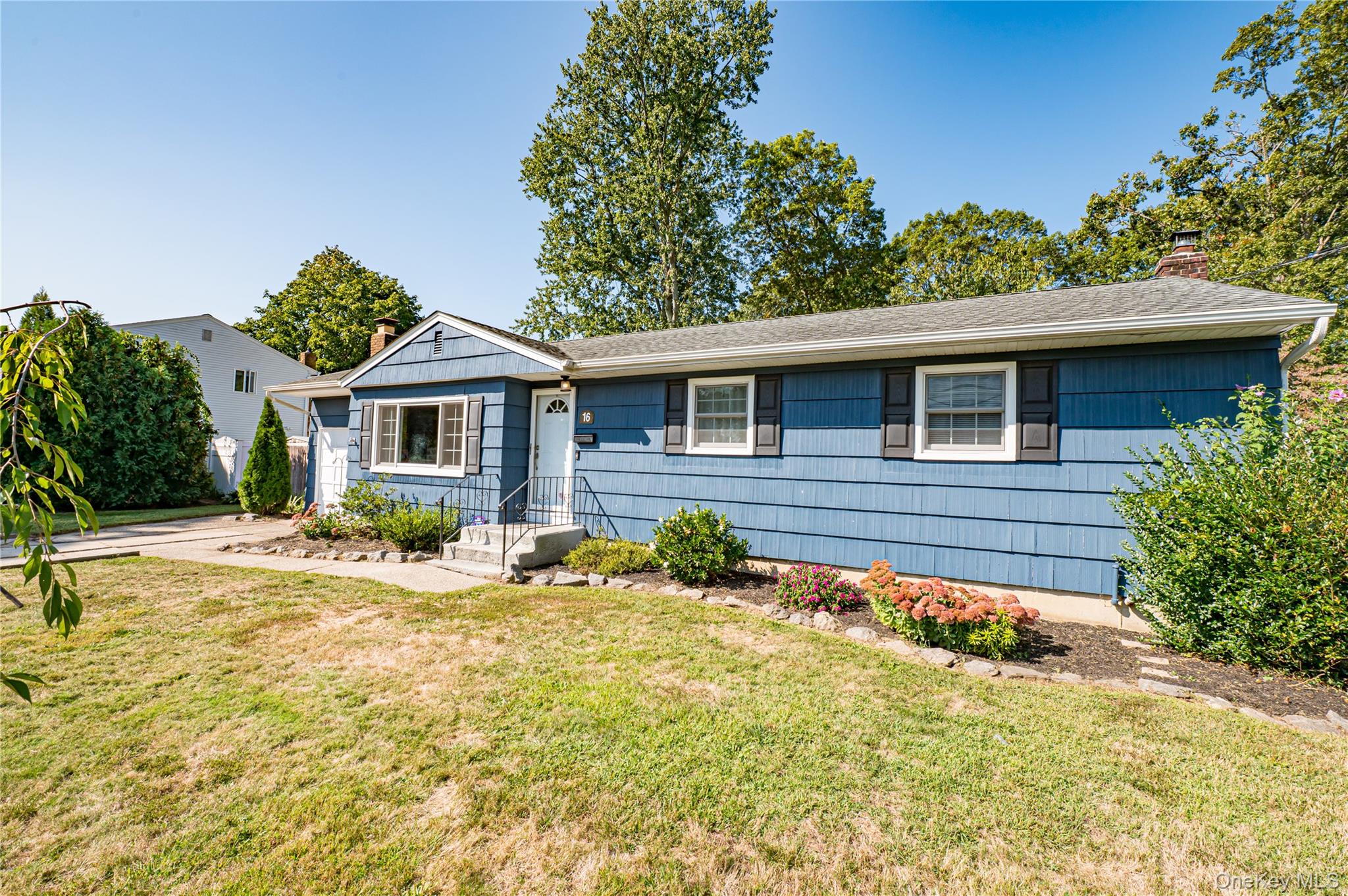 16 Adams Place, West Islip, NY 11795