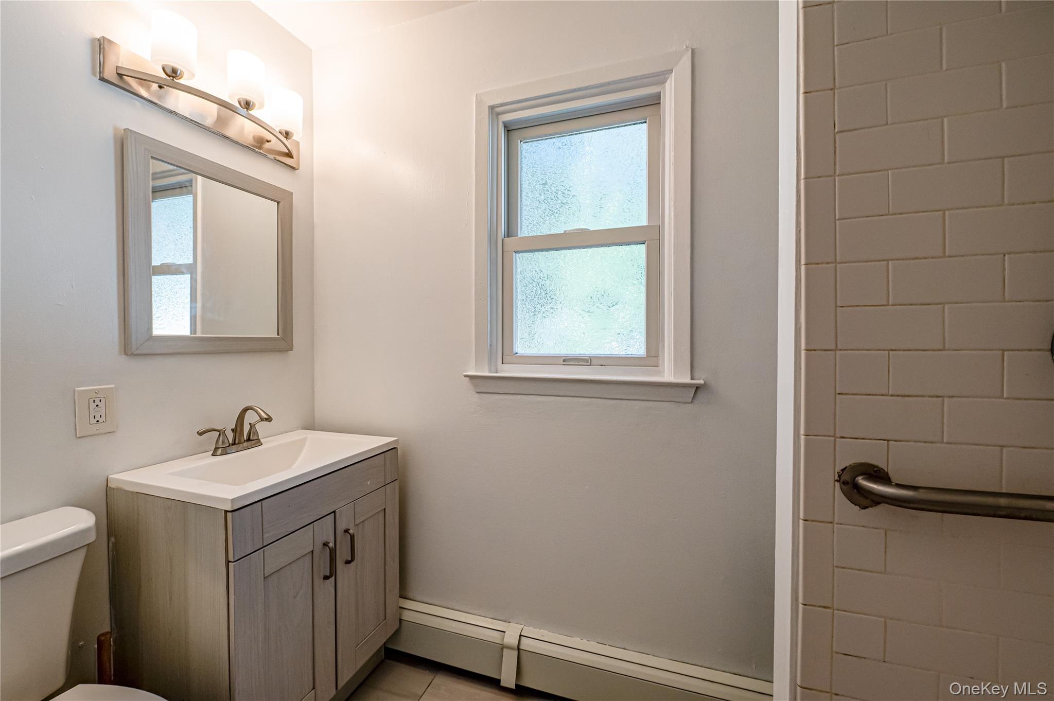 16 Adams Place, West Islip, NY 11795